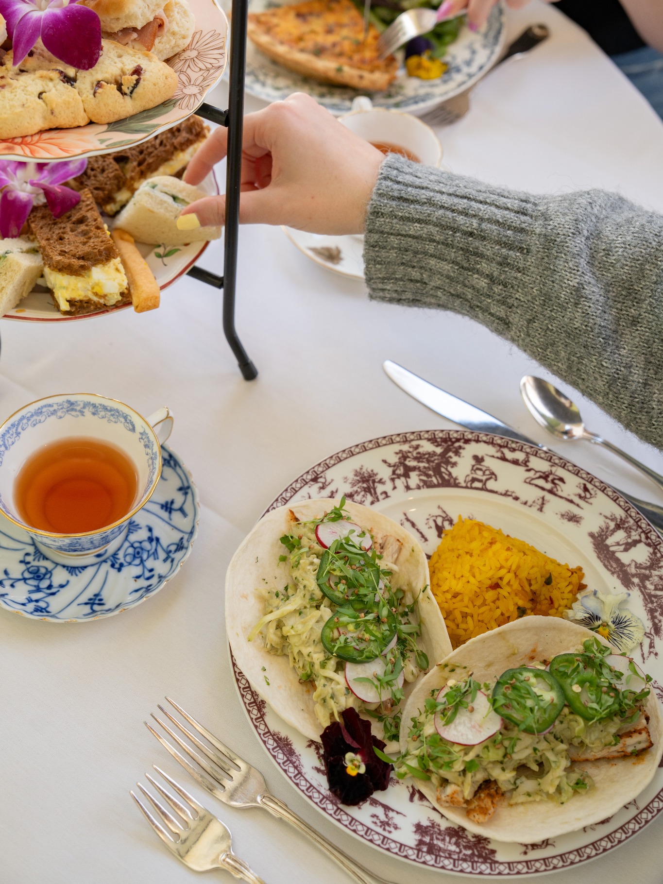 Step into timeless tradition at Swan Coach House, where classic Southern lunch fare and seasonal favorites come together in an elegant, historic setting in the heart of Buckhead. Enjoy fresh salads, hand‑crafted entrees, afternoon tea, and a warm atmosphere that has been a beloved part of Atlanta for generations.
We’re open Tuesday – Saturday, 11 AM – 2:30 PM, come see us!