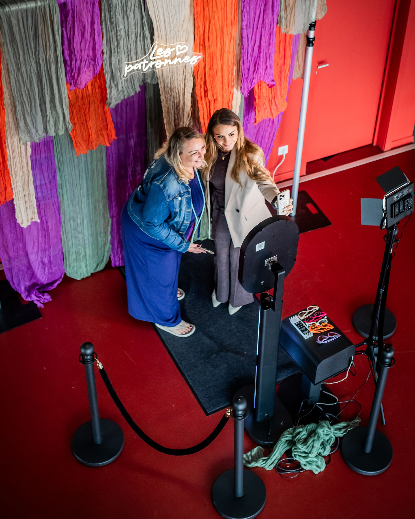 Il est temps de faire le TRI. (Mise au point nécessaire). On m'appelle encore pour décorer un mariage. On me demande encore si je lance la prochaine édition du Wild in Love.
Alors, on va mettre les choses au clair une bonne fois pour toutes
Je ne suis plus Wedding Planner
Je n'organise plus de festival du Mariage
Mon métier a changé parce que ma vision de la vie a changé.
Je vais vous dire un truc qui va peut-être choquer dans ce monde de coachs qui posent devant des Lamborghini : Je n'aime pas l'argent pour l'argent.
Au fond de moi, il y a beaucoup plus de Caroline Ingalls que de Beyoncé.
Mon luxe à moi, c'est le silence.
C'est un chalet au bord d'un lac, caché dans les arbres.
C'est pour ça que je défends le Slow Business.
Pas parce que je suis paresseuse ou que je veux travailler 2h par semaine.
Mais parce que pour les profils comme nous (HPI, TDAH, intenses), le bruit du monde est une agression.
Le "Slow", c'est notre gilet de sauvetage pour ne pas couler.
Mais attention.
Ce besoin de douceur ne veut pas dire que je suis là pour vous plaindre.
Je refuse catégoriquement la posture de victime.
Oui, tu es neuroatypique.
Oui, c'est injuste et c'est dur.
Tu n'es pas responsable de ton câblage.
Mais tu es 100% responsable de ce que tu en fais.
Je suis convaincue que ton business est une extension de toi, mais écoute-moi bien : Ton business n'est pas ta thérapie.
Il doit être ton "Safe Place", ta Citadelle, l'endroit où tu es en sécurité financière et mentale.
Pas l'endroit où tu viens soigner tes blessures
Je ne veux plus travailler avec celles qui rêvent de se lancer mais qui ont peur de tout.
Je veux travailler avec celles qui sont déjà tombées.
Celles qui ont des cicatrices.
Celles qui ont essayé, qui se sont plantées, et qui veulent se relever.
Je sais ce que c'est de tout perdre.
Et je sais ce que c'est de tout reconstruire
Alors pour 2026 :
Si tu cherches une Architecte pour transformer ton chaos en structure.
Si tu es prête à arrêter de subir ta différence pour en faire ton actif le plus rentable.
Alors là, on va s'entendre.
📷 @babouchkatelier avec @solenefeig lors de la journée des Patronnes