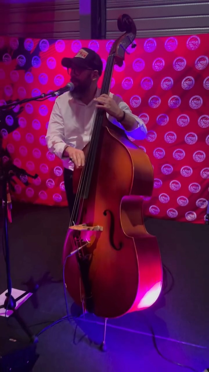 La semaine dernière, jeudi 12 février, c’était basket 🏀 !
Concert acoustique dans le salon VIP du Phare (Chambéry) à l’occasion de la rencontre Aix Maurienne Savoie Basket (AMSB) contre les Béliers de Kemper (Quimper), avec une belle victoire des Savoyards à la clé : 105-66 !
À bientôt pour de nouvelles aventures…
Cover Club
***
#coverclub #coverband #basket #salonvip #amsb