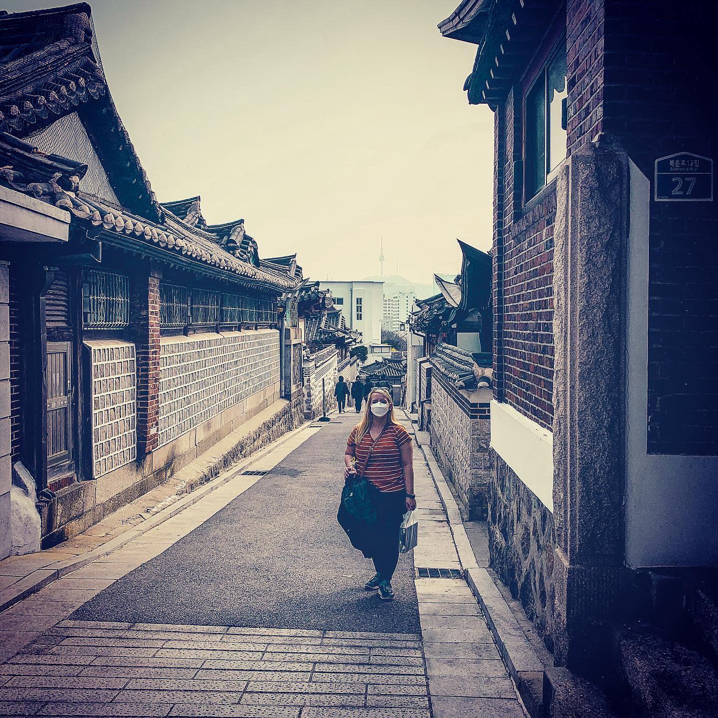 Visiting a traditional Korean village was the perfect way to spend a sunny ☀️ Spring Day. #bukchonhanokvillage #expatlife #travelblogger #visitseoul 🇰🇷