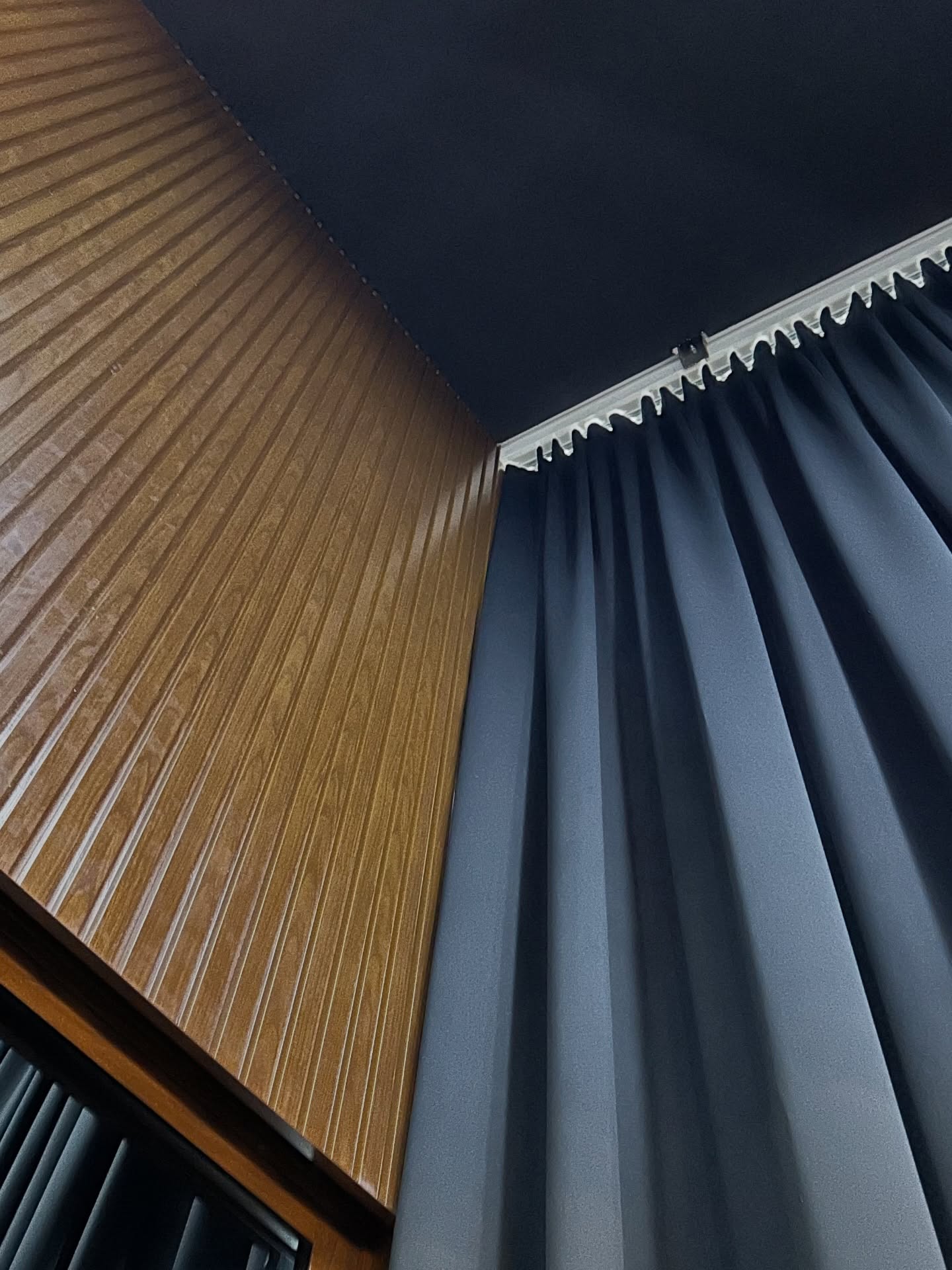 Cortina blackout preto 70%, com 6 metros de altura, valorizando o pé-direito e trazendo equilíbrio, conforto e sofisticação ao ambiente.
📍 Desenvolvemos sob medida para o seu espaço.
📱 Entre em contato e solicite um orçamento.