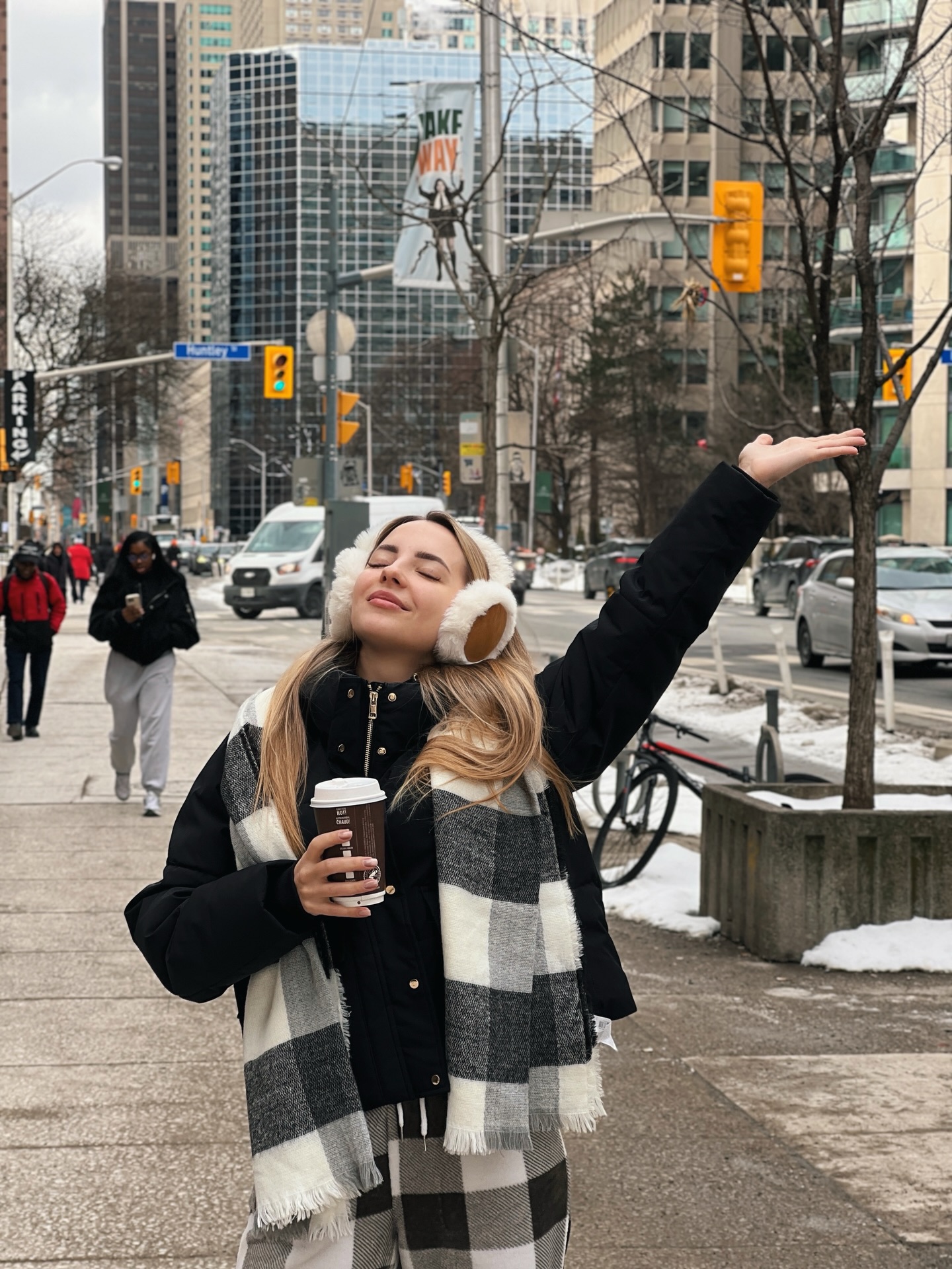 +1 країна і +1 континент 🧡
У Канаду ми поїхали максимально спонтанно.
Просто тому, що в мене закінчувалась віза, яку я оформила ще давно. І ми такі: ну не пропадати ж їй 😅
Сказали одне одному: летимо? Летимо!
Чесно, для мене Америка завжди була чимось «далеким і дорогим». Типу треба 35 років пахати, щоб приїхати сюди на 5 днів.
А по факту? Багато продуктів дешевші, ніж у Європі.
Люди приємні, атмосфера класна.
І мені тут ДУЖЕ добре 😍 Принаймні поки що))
І я знову думаю про те, як дивно працює життя. Те, що колись здавалося недосяжним, сьогодні - мій відпустковий лютий.
Мій головний принцип по життю: сказати «так» своїм мріям, а потім уже розбиратися. Саме це прибрало купу страхів у моїй голові 🙌🏻
Якщо вам щось здається неможливим - можливо все!
Іноді треба просто дозволити собі «так» і не придумувати «чому ні» 😌
так я і опинилася зранку в піжамі на вулиці з кавою в Канаді 💁🏼♀️