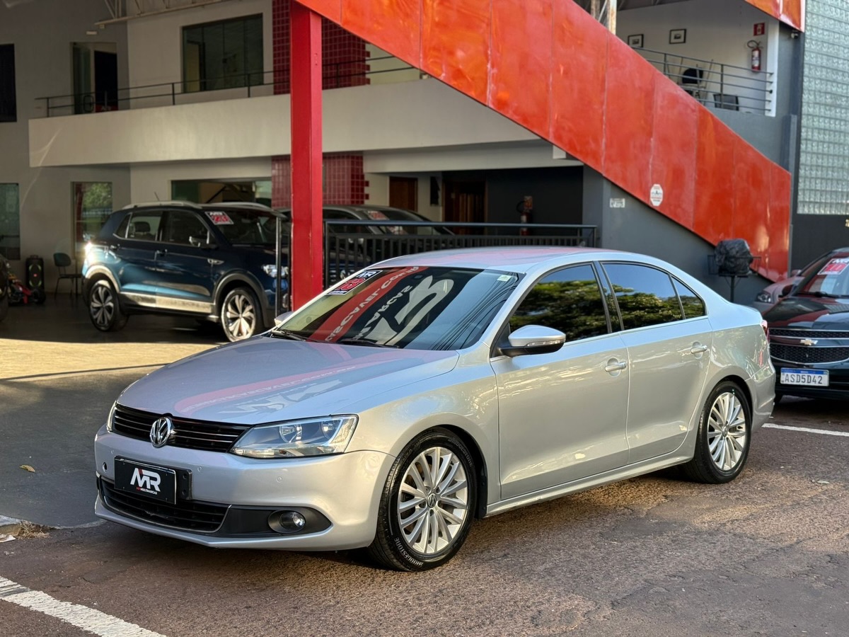 🔥 VOLKSWAGEN JETTA 2.0 TSI HIGHLINE DSG 2013
O verdadeiro sedan esportivo! 🏁 Potência de 211cv com o conforto que você merece.
✅ DIFERENCIAL: IPVA 2026 TOTAL PAGO! 💰 (Economia imediata)
✅ Motor: 2.0 TSI (211cv) - Performance pura.
✅ Câmbio: DSG de dupla embreagem (trocas rápidas).
✅ Conforto: Bancos em couro, Ar Dual Zone e Multimídia.
✅ Segurança: 6 Airbags + Sensores de estacionamento.
📍 Ano: 2013/2013
💵 Valor: R$ 70.800,00
🚗 Condição:Carro íntegro, pronto para rodar sem preocupações com impostos este ano! 🚀