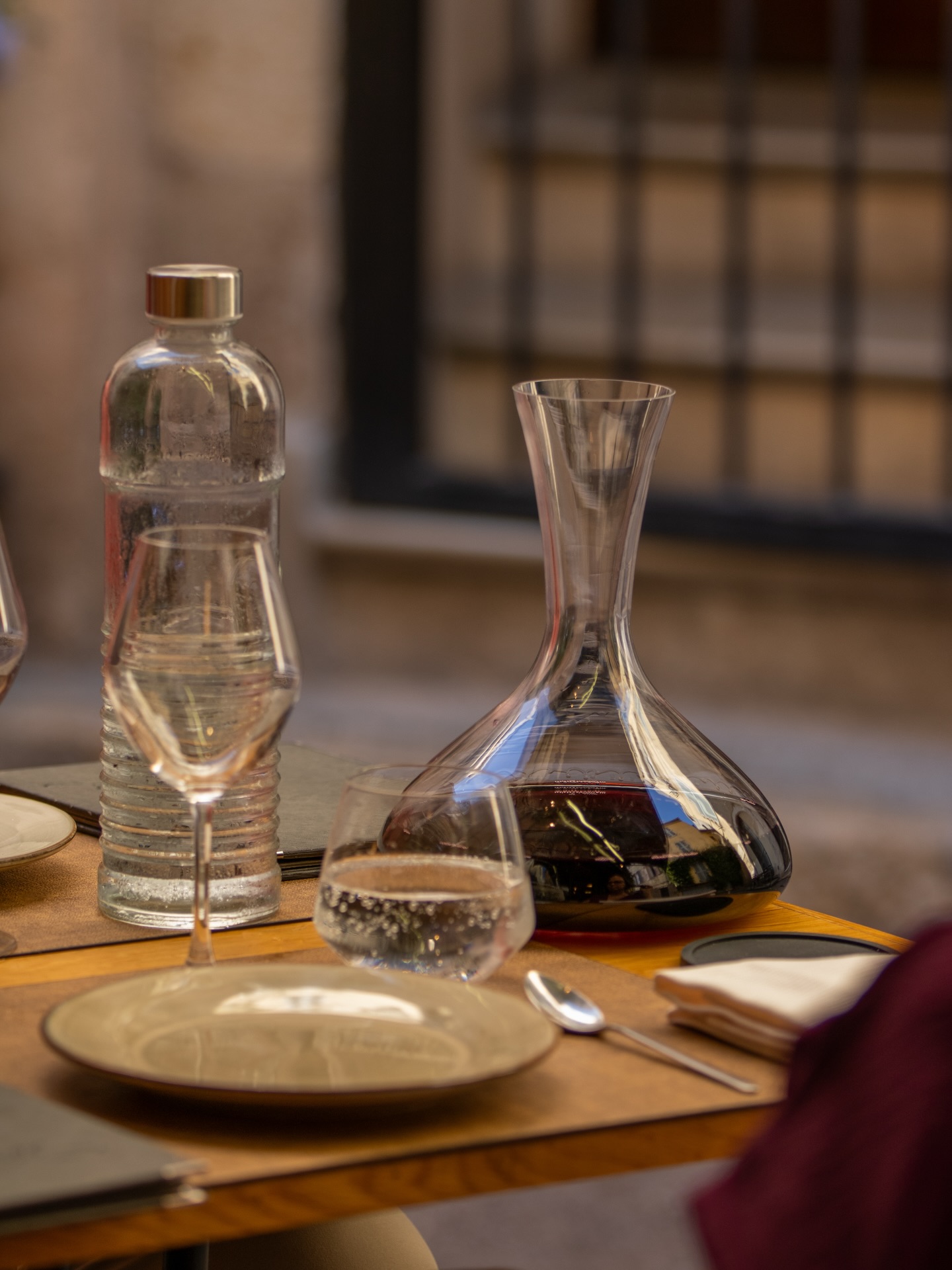 Un vin carafé, une table prête, le temps qui ralentit… L’expérience commence 🍷
‣ Réservez votre table sur www.larazur.fr