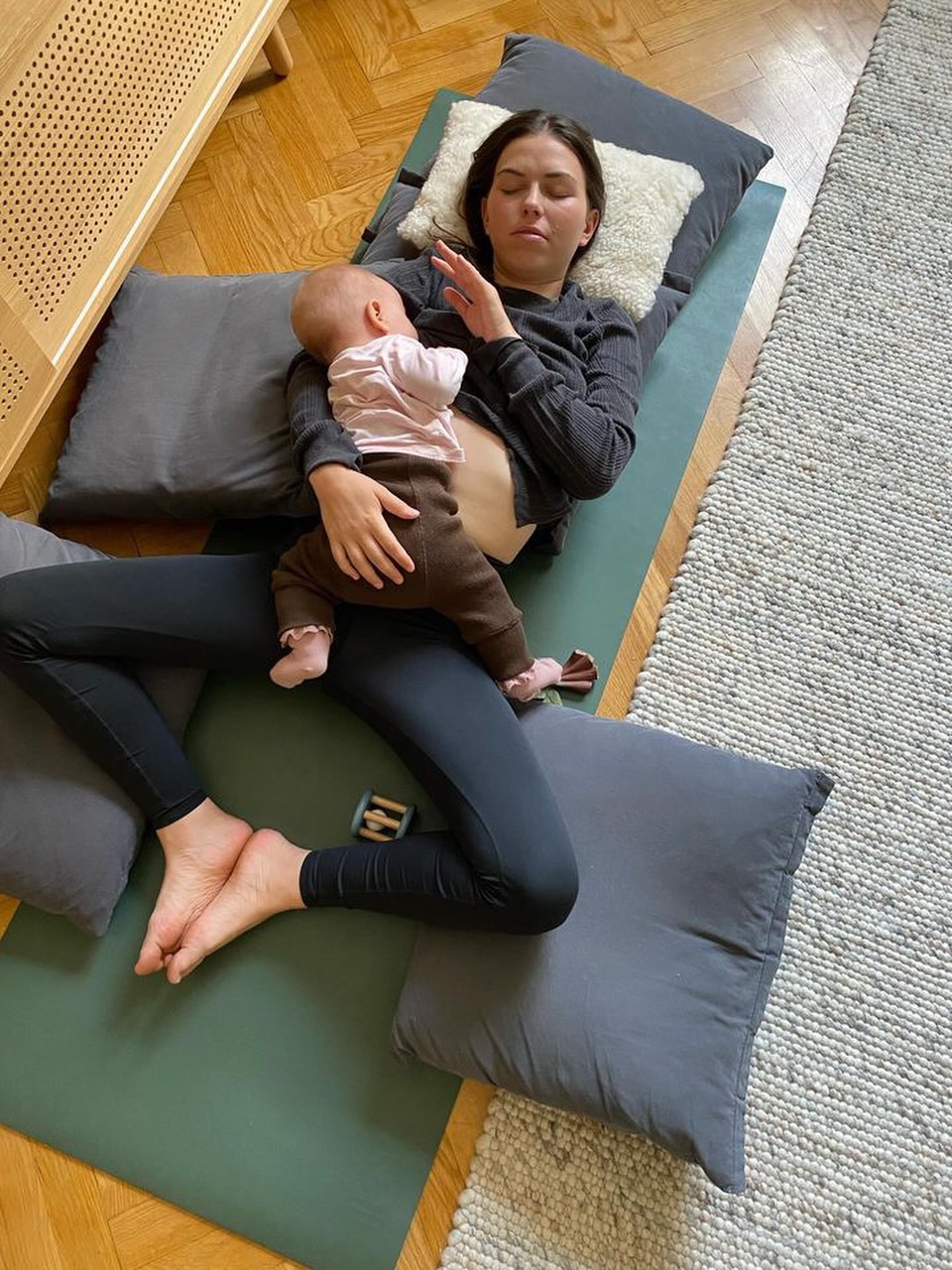 VÅGA LITA PÅ DINA FÖRÄLDRAINSTINKTER
Jag skriver detta för att det är exakt vad jag önskar någon hade sagt till mig när jag var nybliven mamma ♥️
Du behöver ingens tillåtelse att följa dina instinkter när det gäller ditt barn.
Du kan lita på dina instinkter att ta upp ditt barn när hon gråter, eller stanna kvar när hon visar att hon behöver dig.
Du kan be läkaren anpassa sin undersökning så att ditt barn kan stanna i sitt knä. Du kan be pedagogerna på förskolan om att förlänga inskolningen med en vecka.
När våra barn gråter aktiveras våra omvårdnadsinstinkter. Vi känner våra barns stress och det får oss att vilja trösta dem. När vi ignorerar dessa instinkter, för att vi anpassar oss efter vad vi tror omgivningen förväntar sig från oss, skapar vi ett känslomässigt avstånd till barnet.
Det är ofta mycket jobbigt för föräldrar att ignorera sitt barns gråt, men vi övertygar oss själva om att det är det rätta, och dämpar vår ångest med distraktioner.
Det här handlar inte om att skydda barnet från allt som är jobbigt i livet (för det kan vi inte). Det handlar om att lita på sig själv som förälder, och våga vara lite jobbig när det krävs, för att kunna stå upp för barnets bästa.
Det handlar om att visa våra barn att de också ska lyssna på sina känslor, och följa sin egen magkänsla. För hur vi behandlar våra barn avgör hur de kommer behandla sig själva.
Bild tagen av @yonimamayoga som vägledde mig genom en så fin och bebisanpassad postpartumyoga när Luca var några månader 🌹