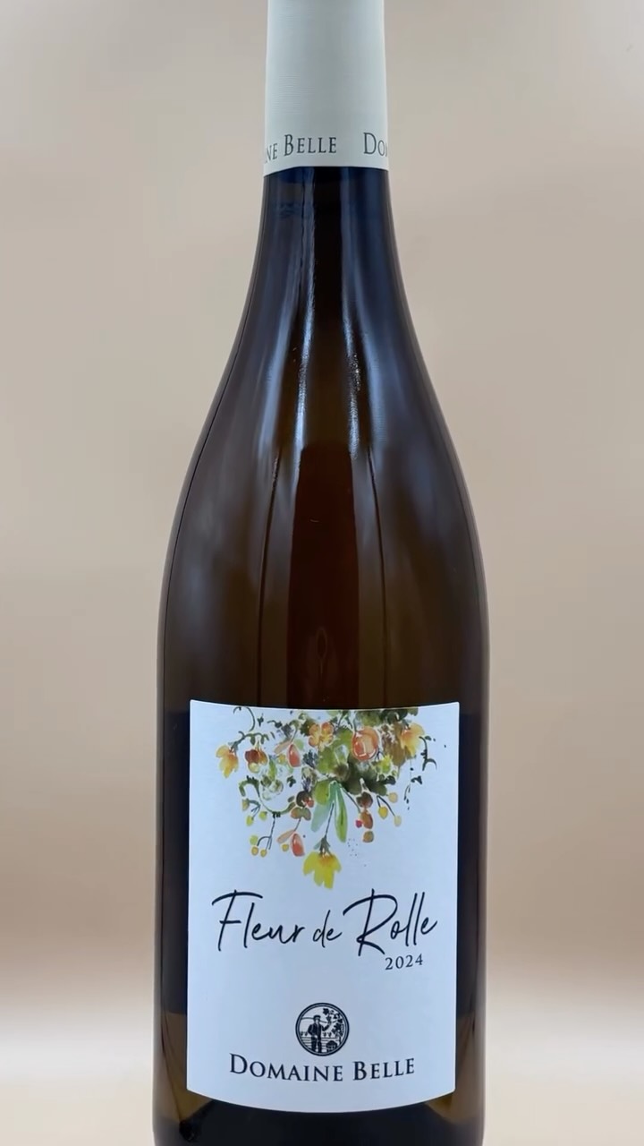 Domaine Belle – Fleur de Rolle | IGP Drôme (Noord-Rhône)
📍 Tegen de wijngaarden van Crozes-Hermitage aan
🍇 85% Rolle (Vermentino) + 15% Chenin Blanc
🌿 Terroir: löss & kalksteen
🧺 Handmatige oogst + selectieve sortering
❄️ Vergisting op 16°C
🪵 50% demi-muid + 50% RVS
⏳ Rijping: 8 maanden (idem verdeling)
Smaakprofiel: citrus, (groene) appel, witte bloemen, helder fruit.
Stijl: droog, soepel en fris — elegant en verteerbaar.
🍽️ Heerlijk bij mediterrane keuken, salades, gegrilde vis, schaal- & schelpdieren en frisse kazen.
👉 Wil je ‘m bestellen of combineren met eten? Check arphinewijneb.nl of DM ons.
#rhonewijnen #igpdrome #crozeshermitage #wijnspijs #wijninfo