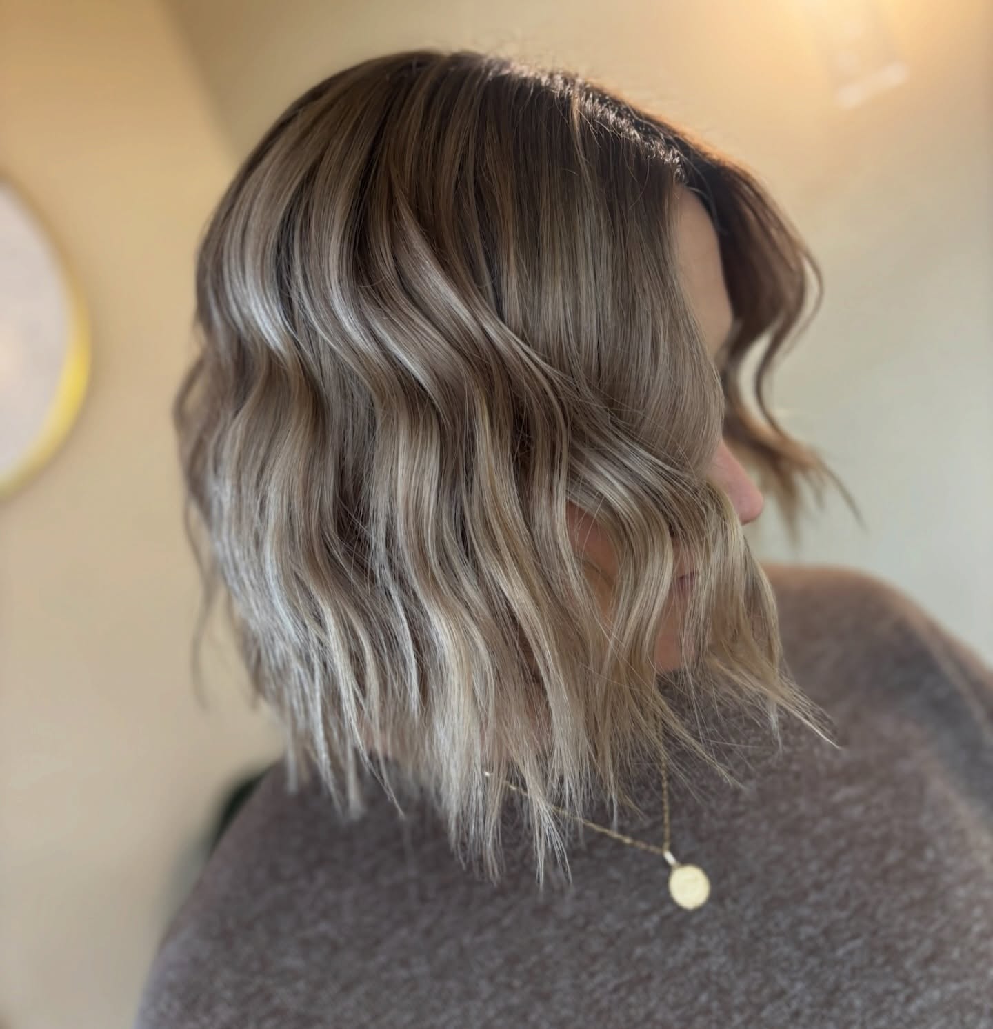 From bright blonde to a beautifully lived-in, low-maintenance blonde ✨
Soft dimension, seamless blend, effortless grow-out!
Stylist @hair_by_hollie18 🤍