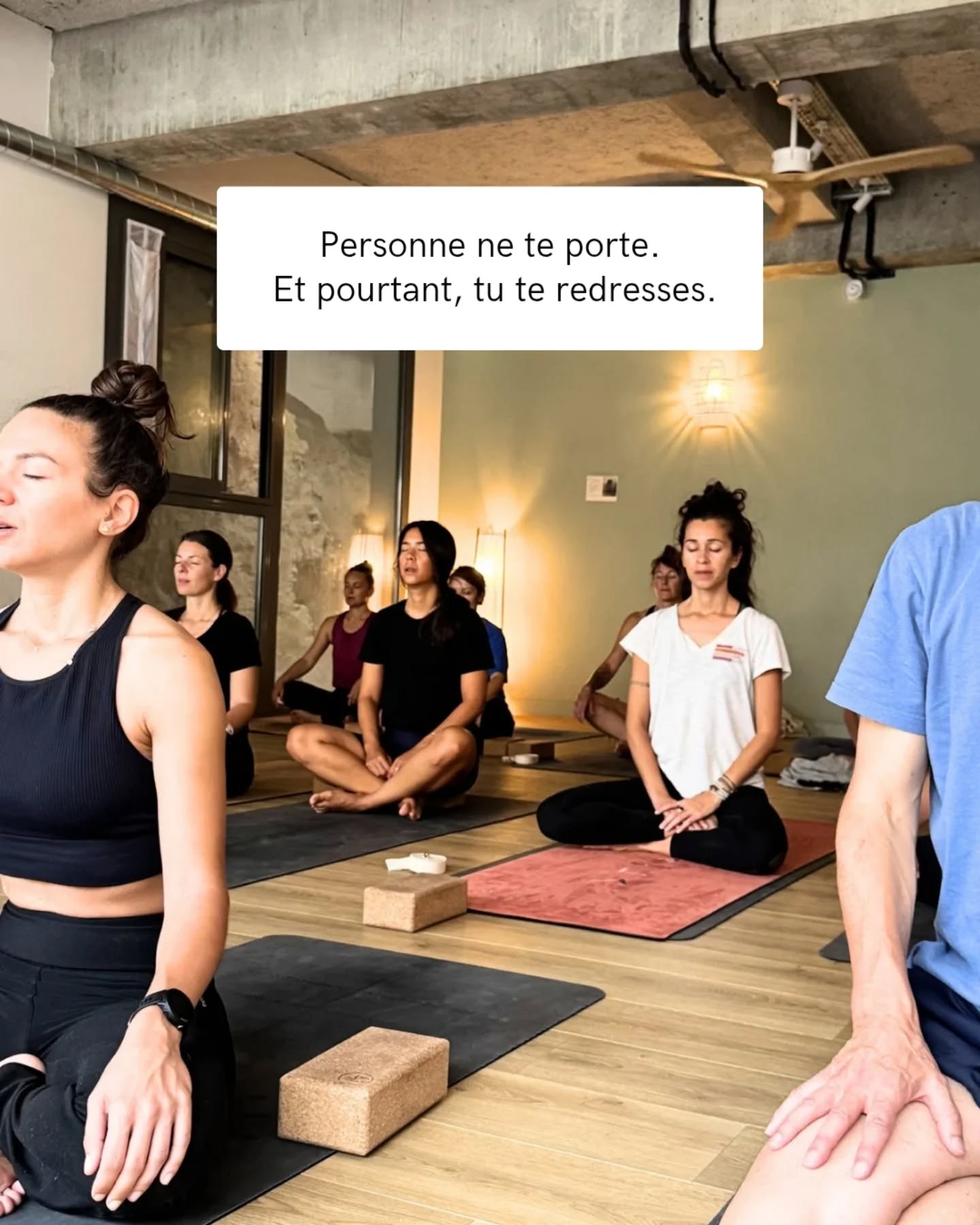 La force du collectif : dans les espaces d’exploration que nous partageons, personne ne fait à ta place. Le souffle est signature, le vécu de des postures est traversé ton élan, ton propre mental, tes résistances ; il est porté par tes émotions et laisse place, parfois, à l’abandon. Le collectif ne remplace rien, il révèle. Il met en lumière les ressources intérieures. Il transforme une intention en posture incarnée. Tu ne repars pas portée. Tu repars plus alignée, plus ancrée, plus libre. C’est pour cela que j’aime créer ces espaces en mouvement, en nature, là où chacun fait acte de présence pour se rencontrer autrement.
Il reste une place pour la prochaine retraite en montagne. Peut-être pas pour être portée. Peut-être pour te retrouver.
@yogabaiona
@artemotion_64