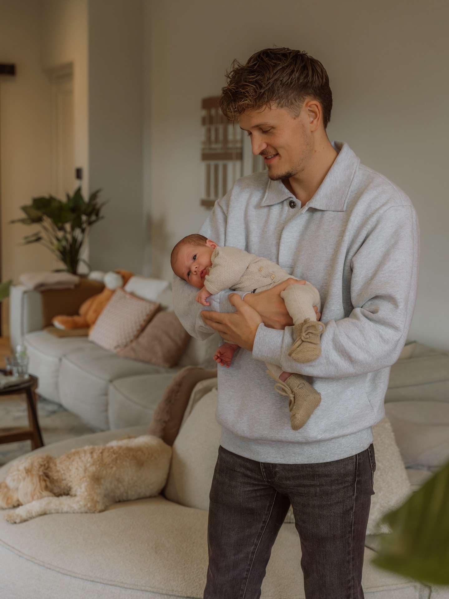 Wanneer plan je een newbornshoot? Dat is helemaal aan jullie! Elke bevalling (en het herstel!) is anders dus wanneer jij eraan toe bent. Ik noteer jouw uitgerekende datum en houdt er rekening mee in mijn agenda.
De meeste newbornshoots vinden plaats binnen 3 weken na de geboorte, maar later is natuurlijk ook prima.
Wist je dat ik ook combi pakketten aanbiedt? Boek je een zwangerschap- én newbornshoot krijg je korting op de newbornshoot! 🤍
#contentstudiomarije #newlife #newbornshoot #newbornfotografie