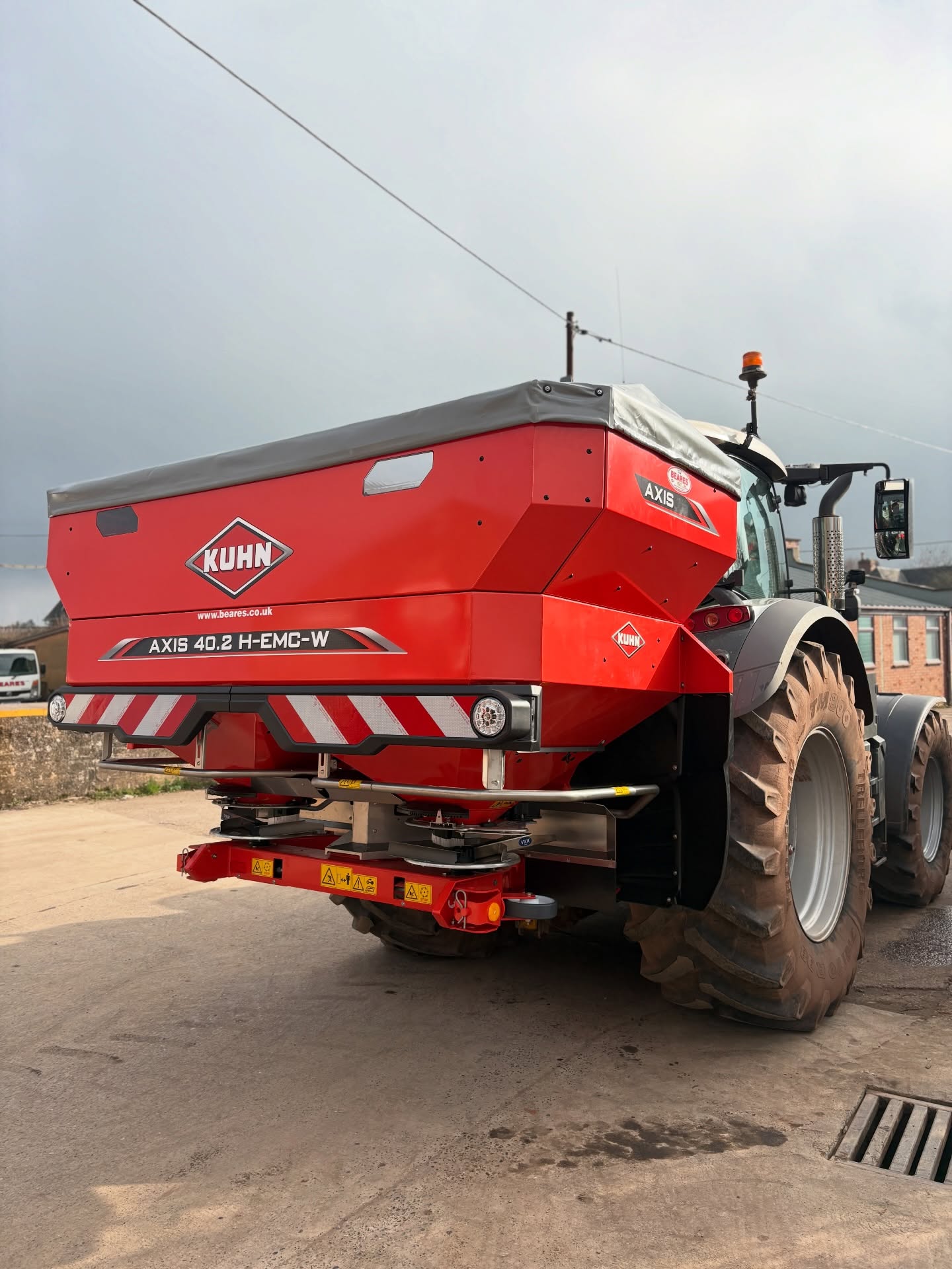New @kuhn_uk AXIS 40.2 H-EMC-W collected from Stoke Canon this week 🤝
KUHN’s Electronic Massflow Control (EMC) is a high-precision, twin-disc fertilizer spreading technology that regulates flow rate per disc every second based on torque sensors, rather than just machine weight.
Thank you for the business 🤝
#Beares #Kuhn #bestrongbekuhn #agri #agriculture