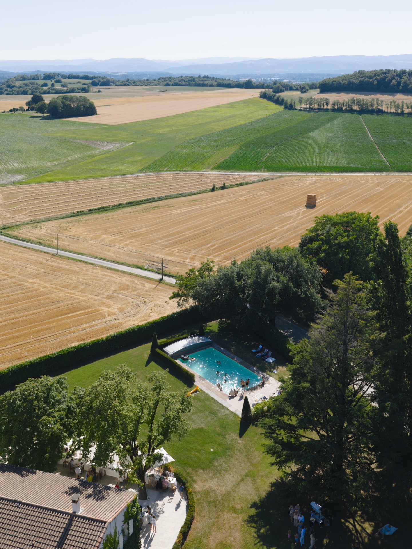 Vue d’en haut, les jardins et la piscine deviennent le décor d’un jour unique 🤍
Un mariage au cœur de la verdure, entre élégance, lumière et instants inoubliables ✨
Photos : @viewfilms.w
Wedding planer : @dayloveevent