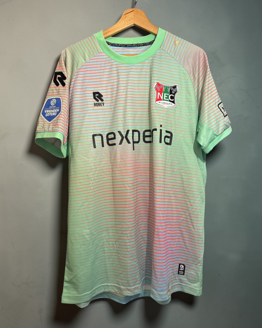 🚨Collection update: Robin Roefs, NEC match worn 🟢🔴⚫️
Match worn goalkeeper shirt from Robin Roefs, used against Ajax on December 1st, 2024. Number 22, signed, in the official mint goalkeeper colourway as worn under the stadium lights.
#nec #roefs #matchworn #collector #sunderland