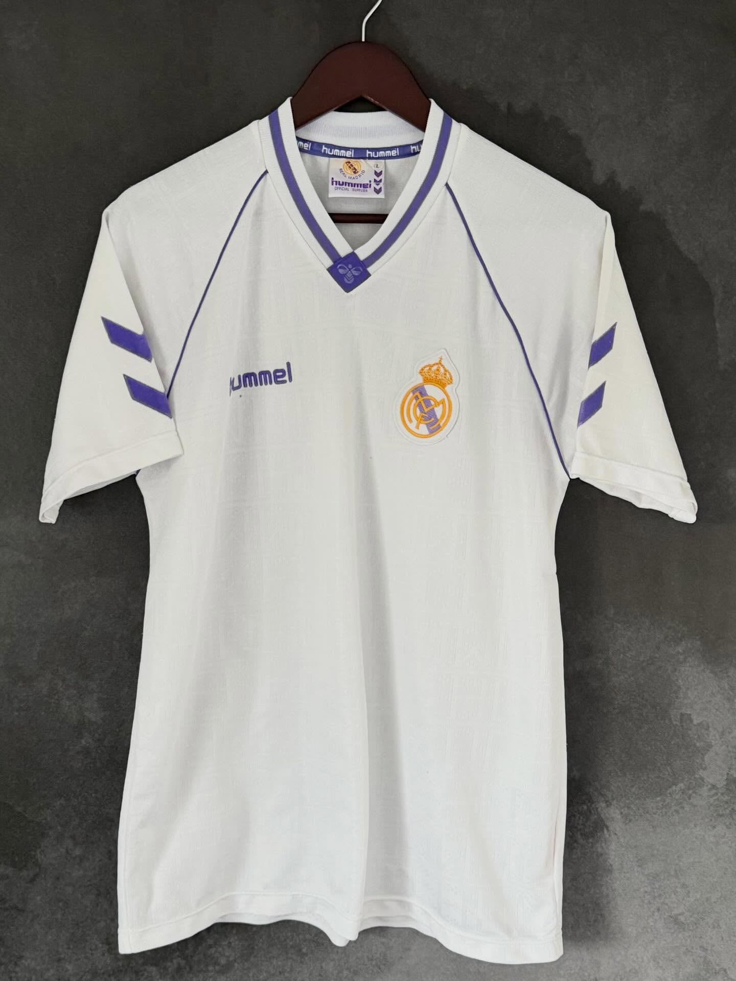 Real Madrid 1990/91 Home by @hummelsport
Now that’s what I call clean!
This has to be one of if not my favourite Real Madrid shirt.
Late 80s, early 90s Hummel were top tier! Whilst it doesn’t have the full chevron sleeves and just the 2 it’s unmistakably Hummel
The fabric is fantastic! Just the right amount of scratchy, it’s light and pretty breathable
The V-neck is so much nicer than the previous years collar which gave you the feeling of being strangled at all times
The crest is amazing, a really detailed embroidered badge that has then been sewn on
It’s a great colour collaboration as well, with Hummel keeping the colours of the club in the branding, which can be a rare thing
Managed by Alfredo Di Stéfano, Los Blancos finished 3rd in La Liga and lifted the Supercopa de España, with legends like Emilio Butragueño carrying the torch in the closing chapter of the Quinta del Buitre era.
Overall it’s a 9/10 for me, my only complaint is how slim fit it is.. but that’s more of issue on my end
How do you rate it?
Let me know in the comments
#losblancos #realmadrid #halamadrid #camiseta #football