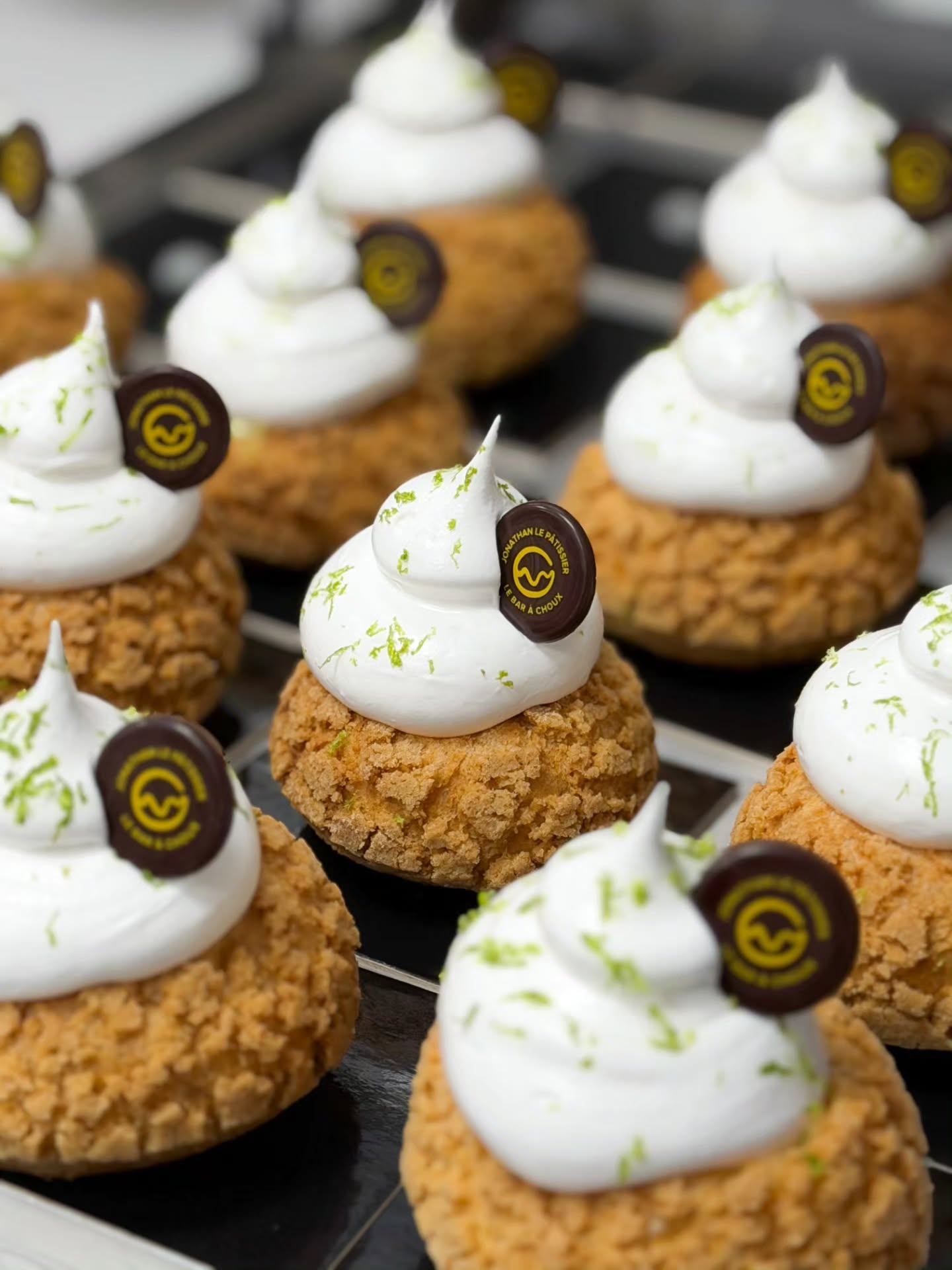 Chou du moment chez Jonathan Le Pâtissier
Une création tout en fraîcheur vient sublimer la vitrine.
Sous son craquelin croustillant, ce chou révèle un crémeux citron vert menthe, équilibré entre acidité et fraîcheur végétale.
Au cœur, un coulis de fraises apporte une touche fruitée et légèrement sucrée.
En finition, une meringue italienne aux zestes de citron vert, légère et fondante, vient adoucir l’ensemble.
Un dessert contrasté, frais et délicat, parfait pour ceux qui aiment les saveurs nettes et équilibrées.
À découvrir dès maintenant chez Jonathan Le Pâtissier.
📍 14 avenue Maréchal Foch – Nice
#jonathanlepatissier #choudumoment #patisserieartisanale #citronvert #menthe
@k_rolight_food