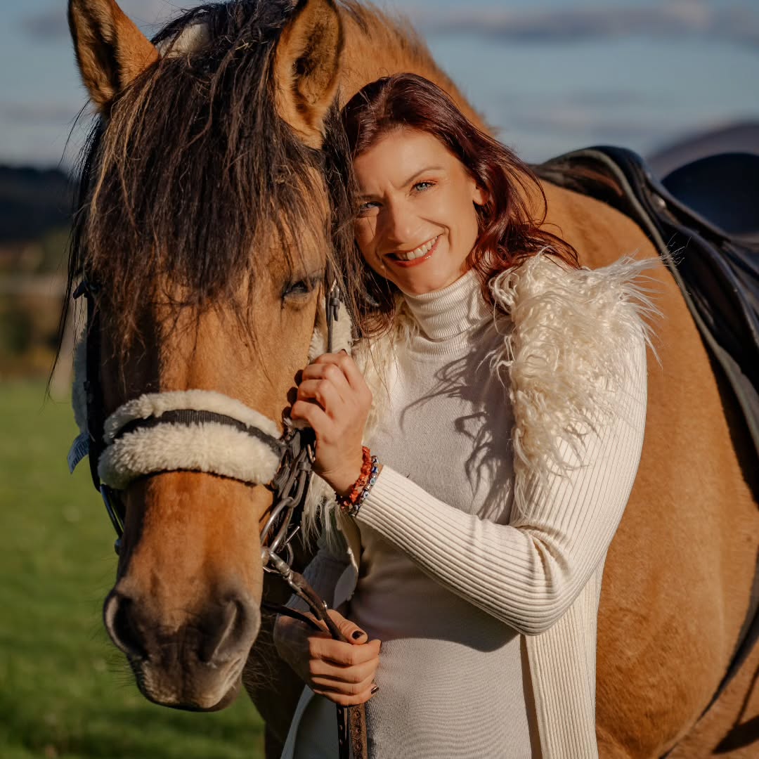 ⭐ Příběh mentee: Koučování s asistencí koní a okamžitý dopad
Jednoho dne moje mentee málem zrušila naši pravidelnou schůzku. Byly prázdniny. Její dvě děti byly doma.
Místo změny termínu jsem navrhla něco jiného:
„Přijeďte na farmu. Dnes je tam dětská akce. Děti se můžou přidat a budeme pracovat venku.“
Neváhala a řekla ano. Přijela autem a poprvé v životě vstoupila na koňskou farmu.
Za pár minut už děti hrdě vedly mini poníka.
„Mami, podívej! Tohle je Marcus!“
Usmála se, uvolnila se a jemně pohladila poníka.
Než jsme začali, zeptala se: „A kde je tvůj kůň? Můžu se na něj podívat?“
Vešli jsme do stáje.
Můj obr zvedl hlavu a pozdravil nás hlubokým, silným "HI-HI-HI".
🥶 Ztuhla.
Okamžitě jsem to cítila. Strach!
Klidně jsem vysvětlila: „Takhle nás zdraví.“
Neverbálně jsem požádala svého koně, aby sklonil hlavu, a my jsme se vrátili ven.
🗝️ Věděla jsem, že se právě stalo něco důležitého.
🚀 Vrátili jsme se k mentoringu
Moje mentee se v práci ocitla v situaci, kdy musela řešit jedno rozhodnutí.
Měla dvě možnosti:
🐎 „Malý poník“: Malé rozhodnutí s nízkým rizikem. Minimální konflikt. Minimální dopad.
🐎 „Velký kůň“: Nová strategie. Data ji podporovala. Ale obávala se potenciálního konfliktu s manažerem druhého týmu. Hlavně toho, jak by tým mohl na rozhodnutí reagovat.
Prozkoumali jsme obojí.
Na první pohled malý poník vypadal bezpečněji.
Ale dlouhodobě? Nesl s sebou větší riziko, protože by to organizaci neposunulo vpřed.
Velký kůň se zdál nebezpečný. Ale když jsme to analyzovali, skutečné riziko bylo mnohem menší než strach, který ho obklopoval.
Zeptala jsem se jí:
„Jaký to byl pocit hladit poníka?“
„Skvělé. Byl tak roztomilý.“
„A jak ses cítila ve stáji?“
„Bála jsem se. Tvůj kůň byl tak velký a hlasitý.“
Usmála jsem se a odpověděla:
„Věděla jsi, že je to tady nejmazlivější kůň? Děti ho zbožňují. On zbožňuje je. Je to velký kluk. Ale velký neznamená zlý.“
Dala jsem jí do ruky jablko a poprosila ji, aby mi ho podržela, zatímco jsem koni dolévala vodu. „Můžeš mu to jablko hodit do do žlabu, abys ho nemusela držet.“
🌟 Udělala to. A já to viděla. Usmála se.
Kůň tiše zařehtal na poděkování. Ledy se hnuly.
Než s dětmi odjeli, vrátila se do stáje