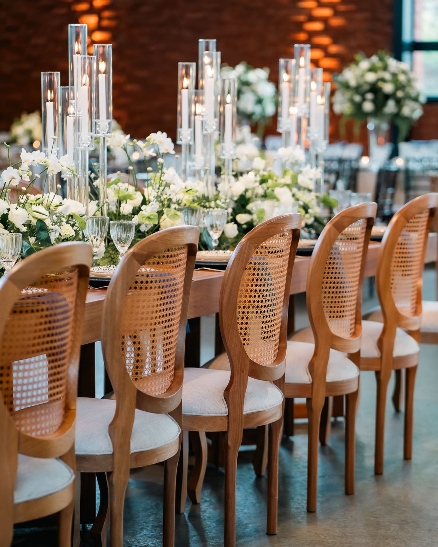 Casamento Bruna e Júnior | Fazenda Santa Bárbara
A mesa da família foi pensada como um dos grandes destaques do projeto. Em meio à paleta clássica de branco e verde, os castiçais de cristal trouxeram imponência e sofisticação, refletindo a luz das velas e criando um brilho elegante e atemporal.
As flores brancas envolvidas por folhagens completaram a composição com leveza e frescor, enquanto os toques sutis de azul acrescentaram personalidade. Um cenário acolhedor, clássico e cheio de significado, em perfeita harmonia com a beleza única da Fazenda Santa Bárbara.
@bruzillig
@fazendasantabarbara
@pinturaaovivo
@infinitygastronomia
@luvalenteeventos
@casafestalocacoes
Fotos 💚 @bencarolnoel
@db2pro
@reverendoaldo