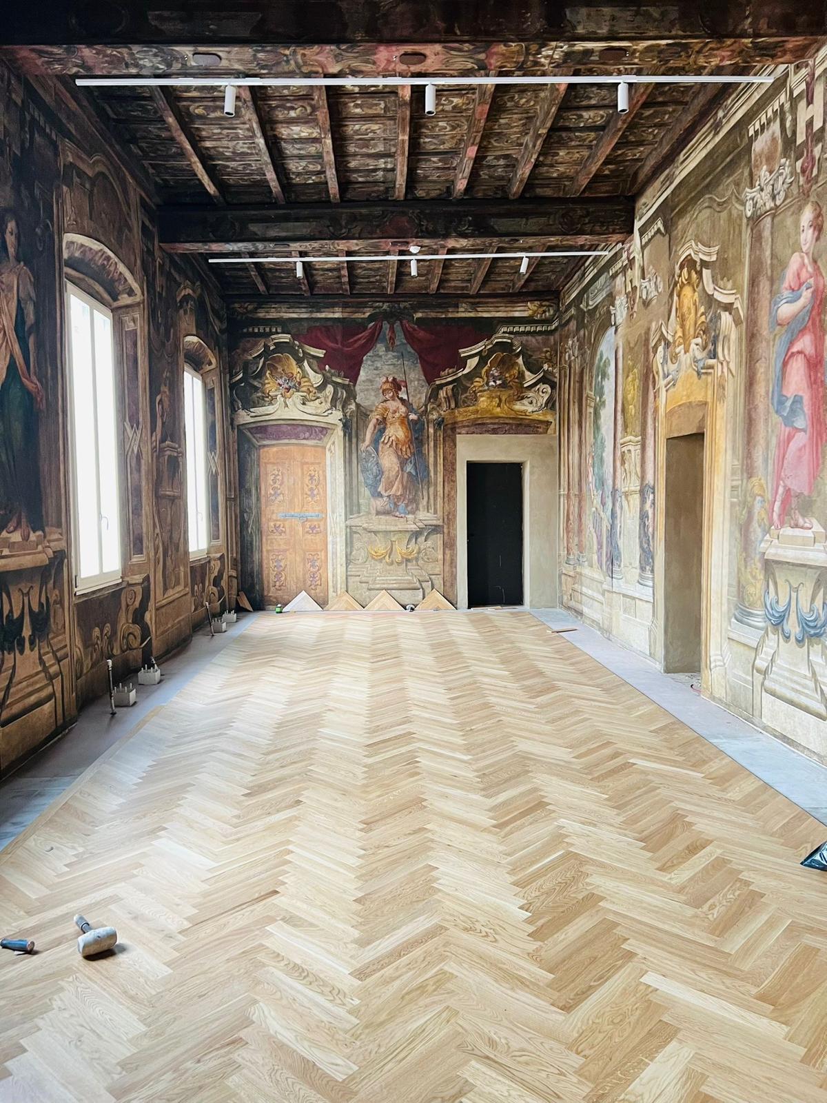 Milano'daki bu tarihi kütüphane, adeta geçmiş ile bugünün sessiz bir diyaloğu gibi… Duvarları ve tavanı kaplayan freskler yüzyılların hikâyesini anlatırken, zeminde yer alan Gazzotti EDIL 70 parkeler mekâna yeni bir yaşam katıyor.
Zamanın patinasıyla zenginleşmiş mimari detaylar ile modern mühendislik ürünü ahşabın kusursuz uyumu, bu alanı yalnızca restore edilmiş değil — yeniden doğmuş hissettiriyor. Chevron desenin ritmi, gözleri merkeze doğru yönlendirirken mekânın ihtişamını daha da vurguluyor.
Tarihi yapılarda doğru zemin seçimi, görünmeyen ama hissedilen en kritik dokunuştur. Burada ise zemin, geçmişe saygılı ama bugüne ait güçlü bir imza taşıyor.
📍 Historical Library Milano
🌳 Ürün: Gazzotti EDIL 70