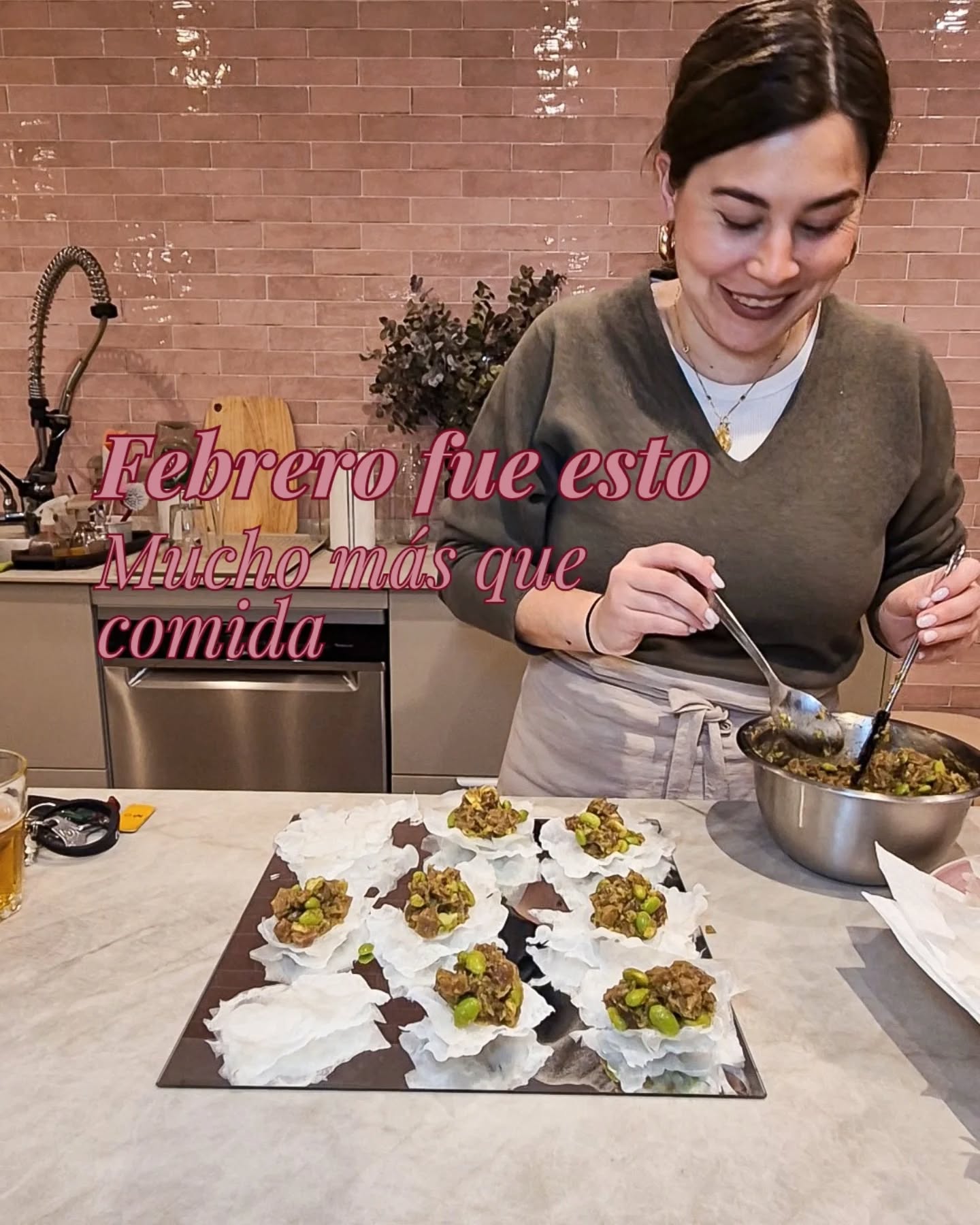 Febrero ha sido intenso 🫠.
Muchas cajitas para reuniones, celebraciones y oficinas 🍱.
Recetas grabadas pensando en quienes no tienen tiempo 👩🏼🍳 pero quieren comer bien entre semana.
Tartas personalizadas con nombre propio 🥧.
Fabadas que saben a casa 🍲.
Sobremesas con arroz con leche y tarta de queso 🧀.
Cenas de cata para probar nuevos productos
y seguir mejorando lo que hacemos.
No organizo solo catering.
Organizo momentos 🤗 .
Eventos en casa, reuniones de empresa, celebraciones familiares, comidas que unen y mesas que se recuerdan.
Gracias por confiar, por repetir, por recomendar.
Marzo viene con más cocina, más organización
y más maneras de cuidar a través de la comida 🤍
#cateringencasa #EventosMadrid
#CocinarEsCuidar