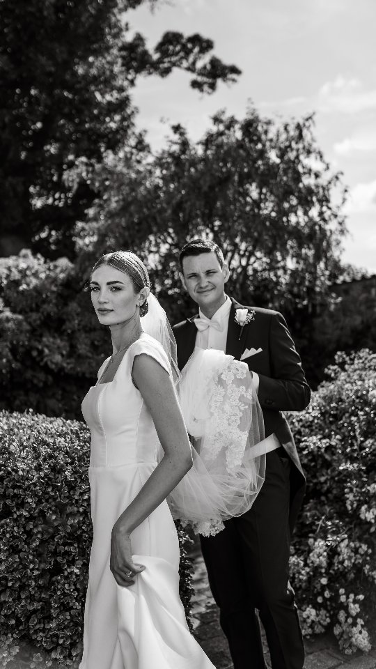 Att arbeta med bröllop är ett privilegium i sig.
Att få presentera mitt arbete i den nya @brollops.guiden lite extra kul. 💃 Det är verkligen en barndomsdröm som blir sann varje gång man ser sitt namn i tryck. ✨️
Så fint att få en liten plats även i årets första magasin som är så proppfull med vackert från kollegor inom bröllopsbranschen! ✨ Löp och köp så fort du kan för MAXIMALT med inspiration! 😍
#bröllopsguiden
#svenskabröllop
#bröllopsinspiration
#bröllopsfotografstockholm
#editorialweddingphotographer