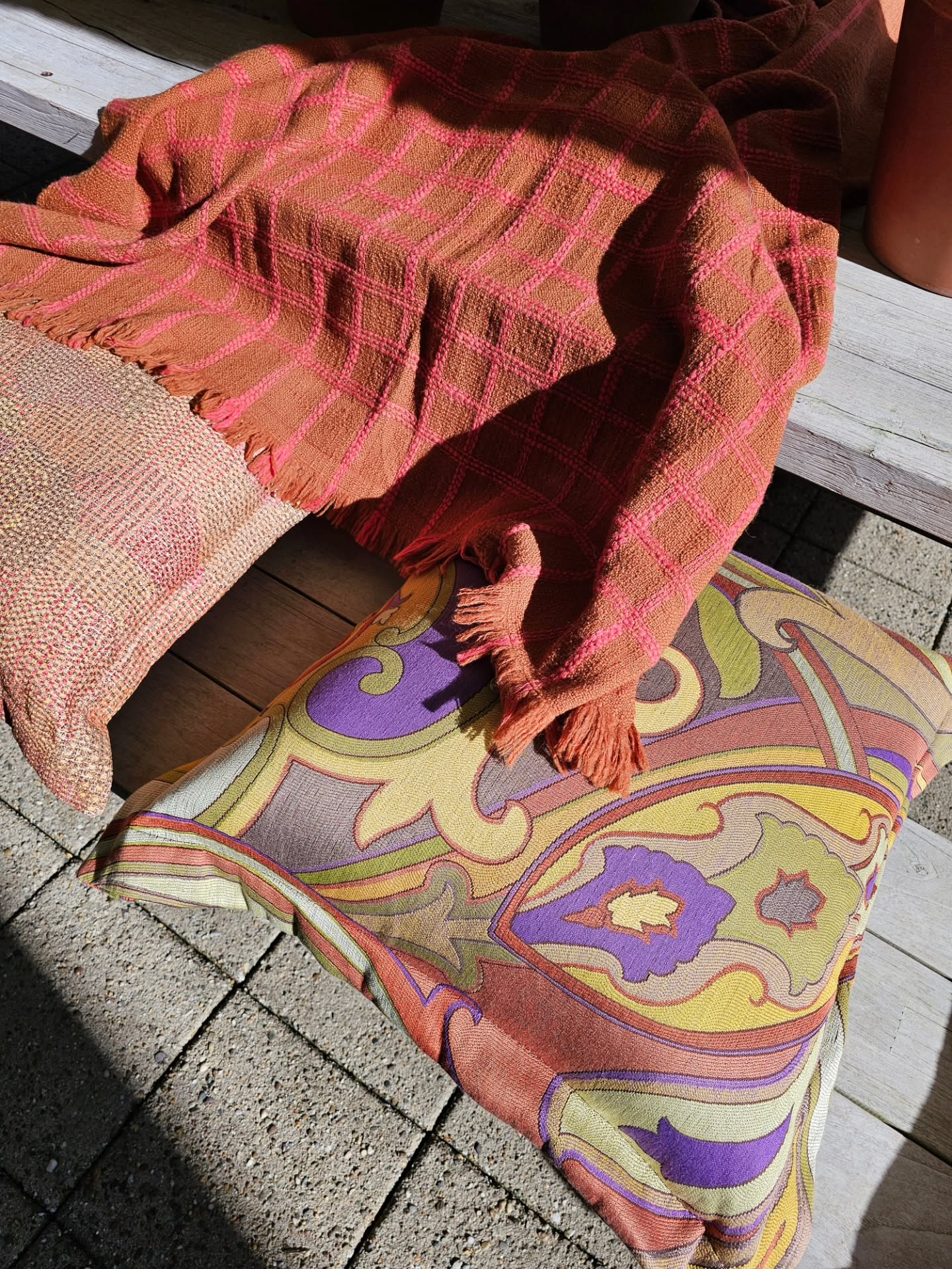 DE START VAN... ▪︎ de lente én ondernemen
Vanmiddag bezocht ik het Spring Event van @loggere_wilpower. De timing had niet beter gekund, want kijk even naar deze zonovergoten beelden!! Met fantastische styling en fijne mixes van texturen en prints.
En laat de gevoelsmatige start van de lente voor mij nou ook de échte aftrap zijn voor mijn bedrijf. Bestaande sinds augustus en sindsdien ben ik vooral interieurstylist. Nog niet zo zeer interieurondernemer. En dat is een vak apart, waarvoor ik de hulp heb ingeschakeld van @touchinterieur. Samen met Jaimy en vier andere interieurondernemers (laatste foto♡) gaan we de komende drie maanden de basis neerzetten van onze bedrijven. Het wordt pittig, het is nodig, ik heb er heel veel zin in en ik ga jullie meenemen! En bleek het gelukskoekje van het Spring Event (zie foto 13) ook nog eens SPOT ON😄 Onto new beginnings!🌞
#interieurinspiratie #lente #lerenondernemen #interieurondernemer