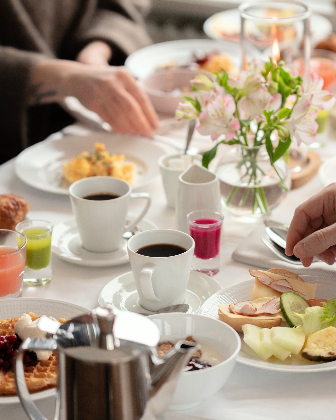 Börja dagen vid sjön.⛵
Njut av en generös hotellfrukost med rogivande och inspirerande utsikt över vattnet, där du får tid att landa och låta dagen ta sin början i stillhet.
Vår frukostbuffé dukas upp med flera klassiker, gott bröd och noga utvalda favoriter, serverad i restaurangen med Mälaren som kuliss.
Perfekt för en ledig förmiddag, ett möte över kaffe eller något litet att fira.
Hos oss är hotellfrukosten öppen även för dig som inte bor på hotellet. För 250 kr per person serveras vår frukostbuffé i restaurangen.
Välkomna att kontakta oss för att anordna din vardagslyx-frukost.
www.sigtunastadshotell.se