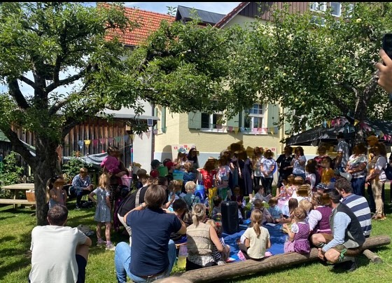 🌎Zeig mir deine Welt! 🌞Unser Sommerfest-Thema bei strahlendem Sonnenschein! Es wurde getanzt, gelacht und getobt! All unseren Vorschülern einen tollen Start auf ihren neuen Wegen und ein herzliches Willkommen an all unsere neuen Kinder🤗#montessorikinderhausaufkirchen #integrativerkindergarten #kindergartenstarnbergersee #welovemontessori #montessori #gemeindeberg