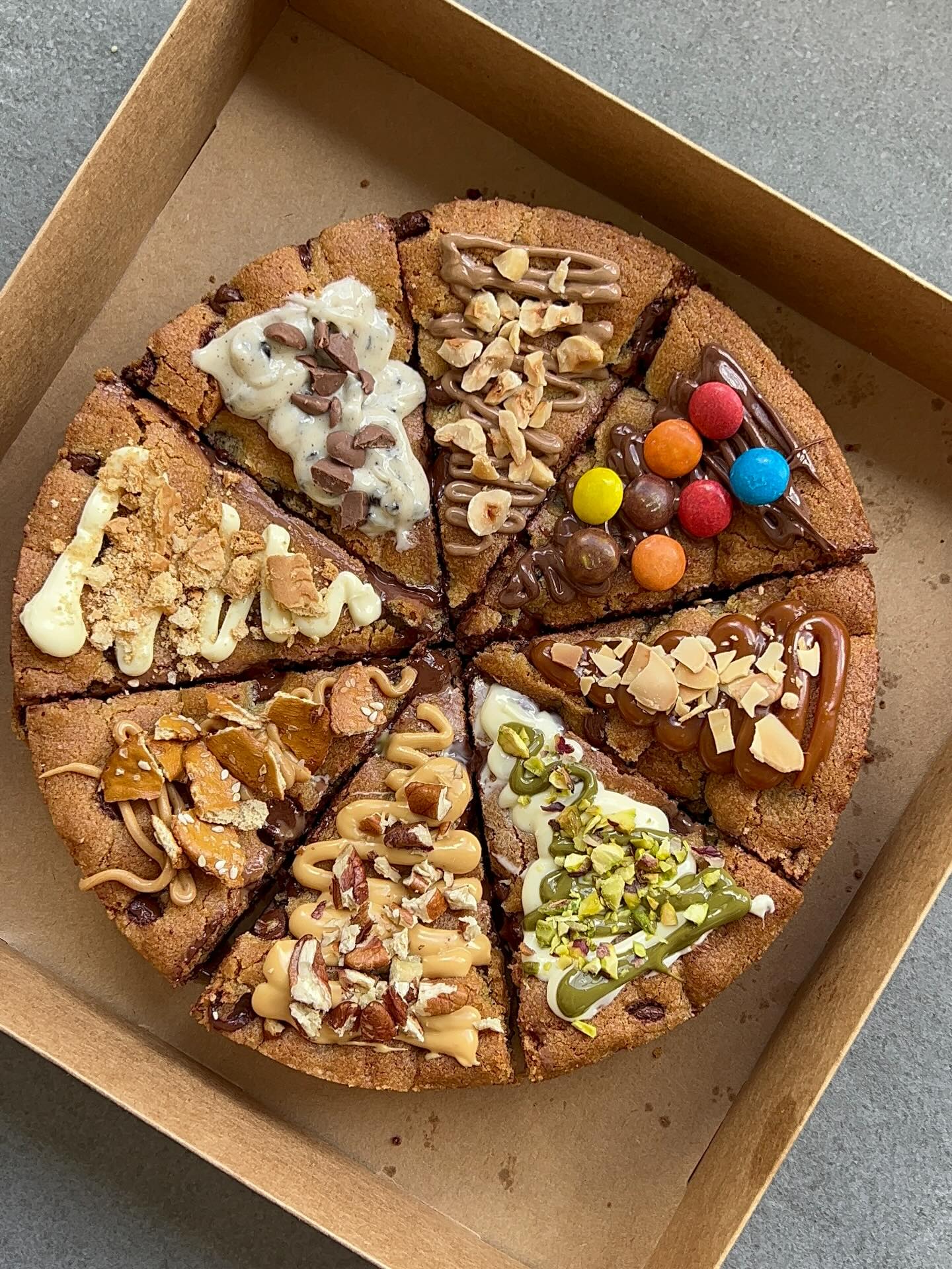 אז מה נכין למשלוחי מנות?🎭✨
אפשר לארוז כמעט הכל במשלוח מנות.
עוגיות ביתיות? ברור.
עוגה בחושה בתבנית יפה? מושלם.
בראוניז? מדהים.
גרנולה/לחמניות לבוקר פורים
אפילו פרוסות עוגת שמרים/רוגלך עטופות יפה נראות מיליון דולר.
חלות ארוזות
קפה או שוקו קר בבקבוק
הסוד הוא לא רק במה שמכינים
אלא איך אורזים 🤍
ממליצה לכן לעשות סיבוב קצר בחנות חד פעמי טובה,
יש היום קופסאות שקופות יפות, מארזים עם חלון, שקיות צלופן וסרטים
ומשהו פשוט הופך למארז בוטיק.
ועכשיו טיפ ממני❤️
אין שום בעיה להכין מראש ולהקפיא.
עוגיות/אוזני המן מעולות בהקפאה
עוגות בחושות להקפיא שלמות או חתוכות
בראוניז אפילו משתבחים אחרי הקפאה.
מוציאים יום לפני, נותנים להפשיר בטמפרטורת חדר
ואתן רגועות.
לאפות קצת כל פעם, לסמן בקופסה מה בפנים