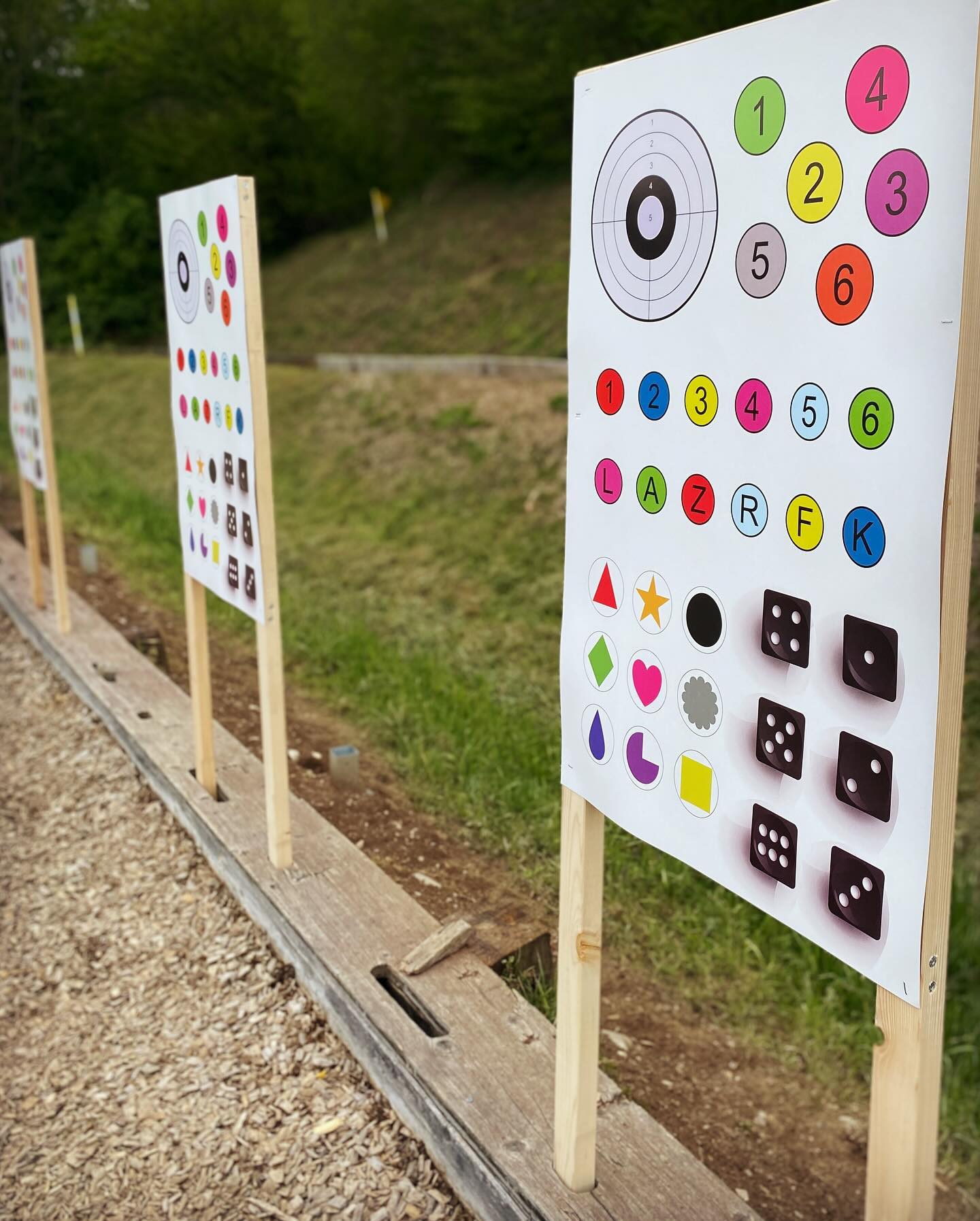 🎲
„Schiesstraining mit Fokus auf kognitive und koordinative Fähigkeiten: Schärfe die Wahrnehmung und verbessere Deine Fertigkeiten mit spezifischen Zielscheiben. Durch attraktive Trainings steigert sich die geistige Kapazität, sodass Du in Gefahren- und Stresssituationen noch effektiver handeln kannst.“ 💪🏼🧠👍🏼
#zielscheiben #schießsport #präzisionsschießen
#schießübung #treffsicherheit #schießscheiben
#schießbedarf #target #targetshop #shooting #schiessstand #schiesstraining #schießen #kognitív #kognitivestraining #koordination #shootingtraining #combat #schelling #polizei #imfeldvisions