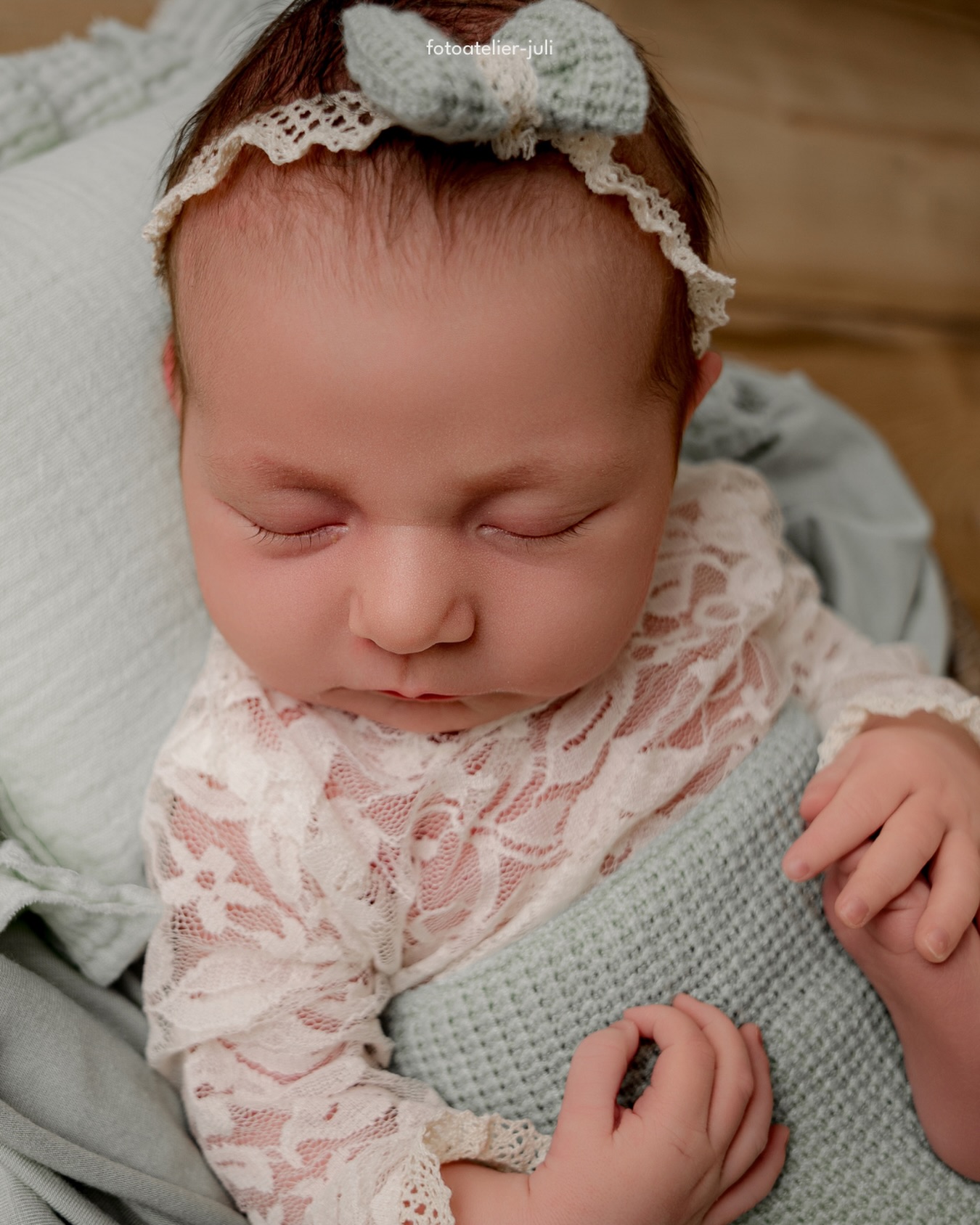 Neun Monate habe ich mir vorgestellt, wie du sein wirst. Deine Hände, dein Gesicht, dein Lachen. Und dann kamst du – und alles, was ich mir ausgemalt hatte, war nichts im Vergleich zu dir. Du bist echter, wärmer, wunderbarer als jeder Traum. In dem Moment, als ich dich zum ersten Mal in den Armen hielt, verstand ich plötzlich, wofür all die Jahre meines Lebens eine Vorbereitung waren. Für genau diesen Atemzug. Für genau dieses Wunder. Willkommen auf der Welt, kleines Herz. Du fehlst uns schon dein ganzes Leben lang – und jetzt bist du endlich hier. 🤍