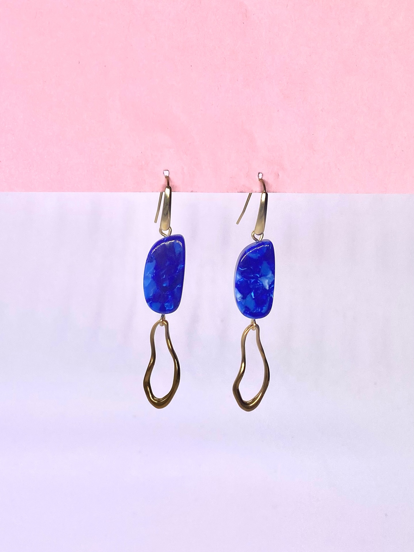 Tu préfères laquelle ? ♥️
J’adore l’irrégularité de ce modèle de boucle d’oreille que j’ai inventé. Ça me fais penser à l’univers de Dali 🎨