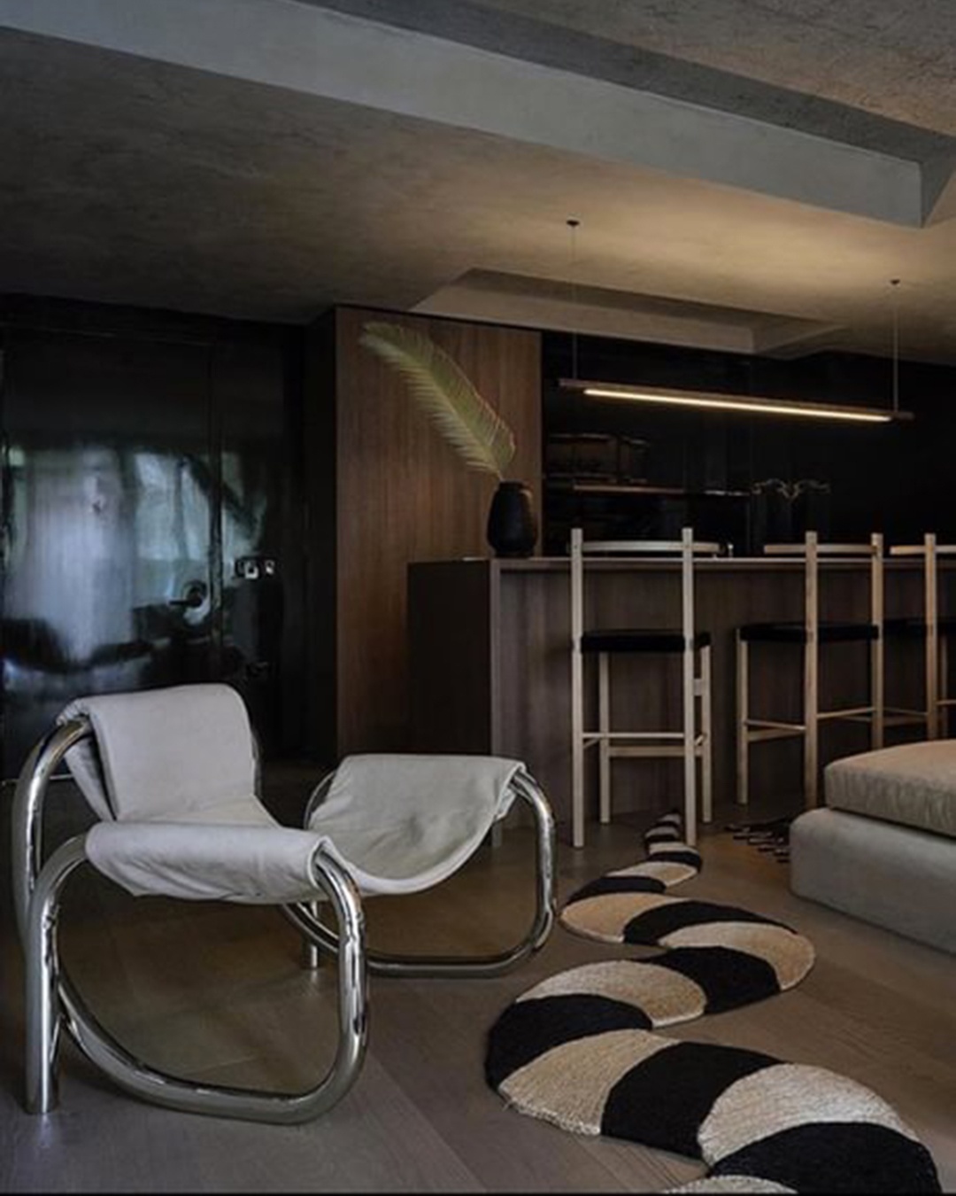 A study in high shine: Winter colors edition.
Leaning into this color palette with an obsidian lacquered wall for @alexpwhite, polished oxblood diamond patterned panels for @studiosofield, a lacquered abstract bas relief finish that resembles steel, a deep blue lacquered high gloss wall for Daniel Romualdez Architects, an aubergine lacquered abstract bas relief for @petermarinoarchitect, and a crimson fading into aubergine ombré lacquer brisé cracked gesso finish.
Link in bio to see more of these finishes by our artisans @nycdecorativearts and @pepartnyc
1st photo by @chrismottalini