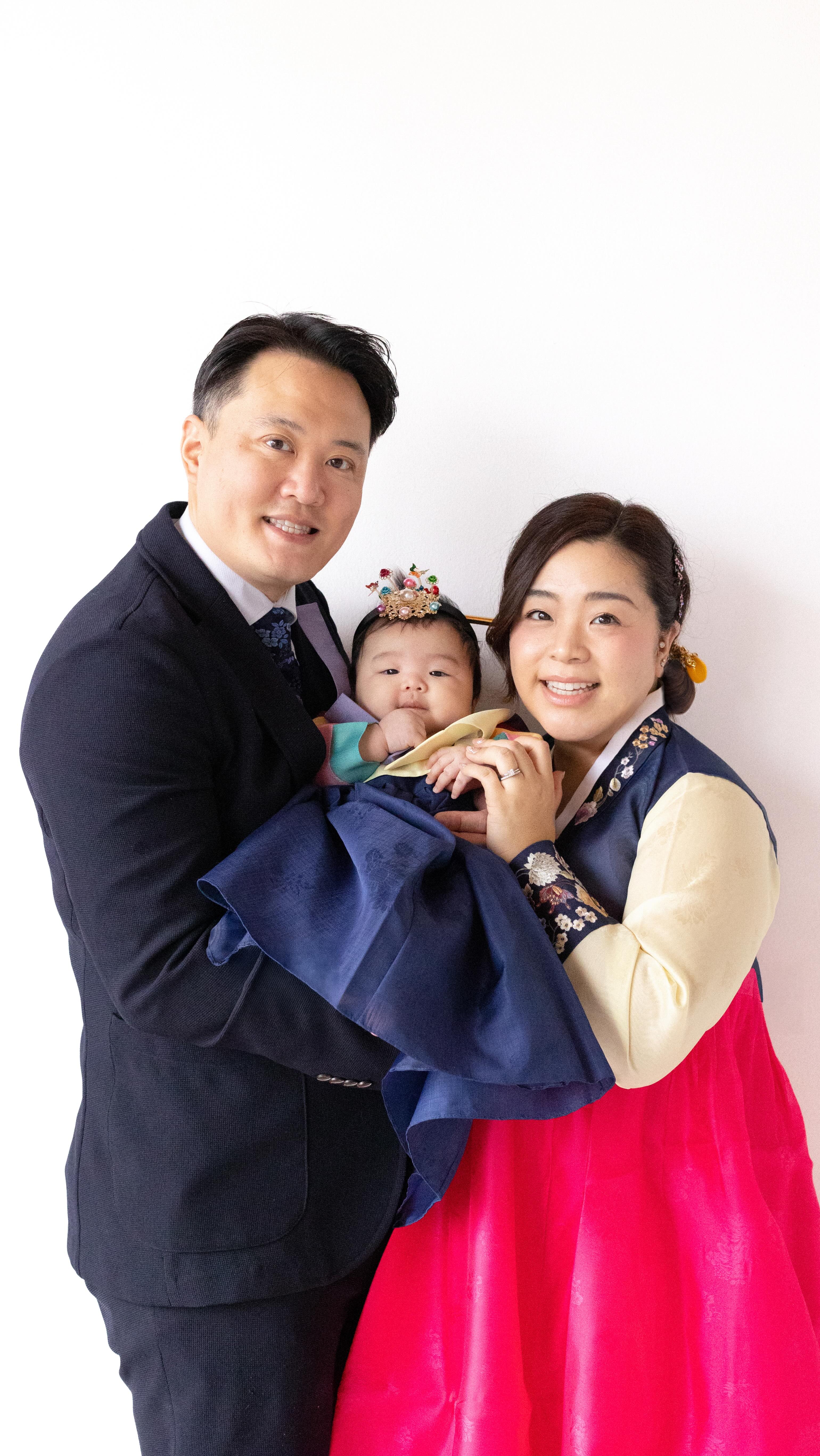 “Your kid must have so many beautiful photos!”
“How lucky is she to have photographer parents?”
Yeah…we have some good ones I suppose, but they don’t always come out great. For some reason, working with clients is somehow easier! 🤷🏻♀️ #seattleweddingphotographer #seattlekoreanwedding #bellevuephotographer #seattle #koreanamerican