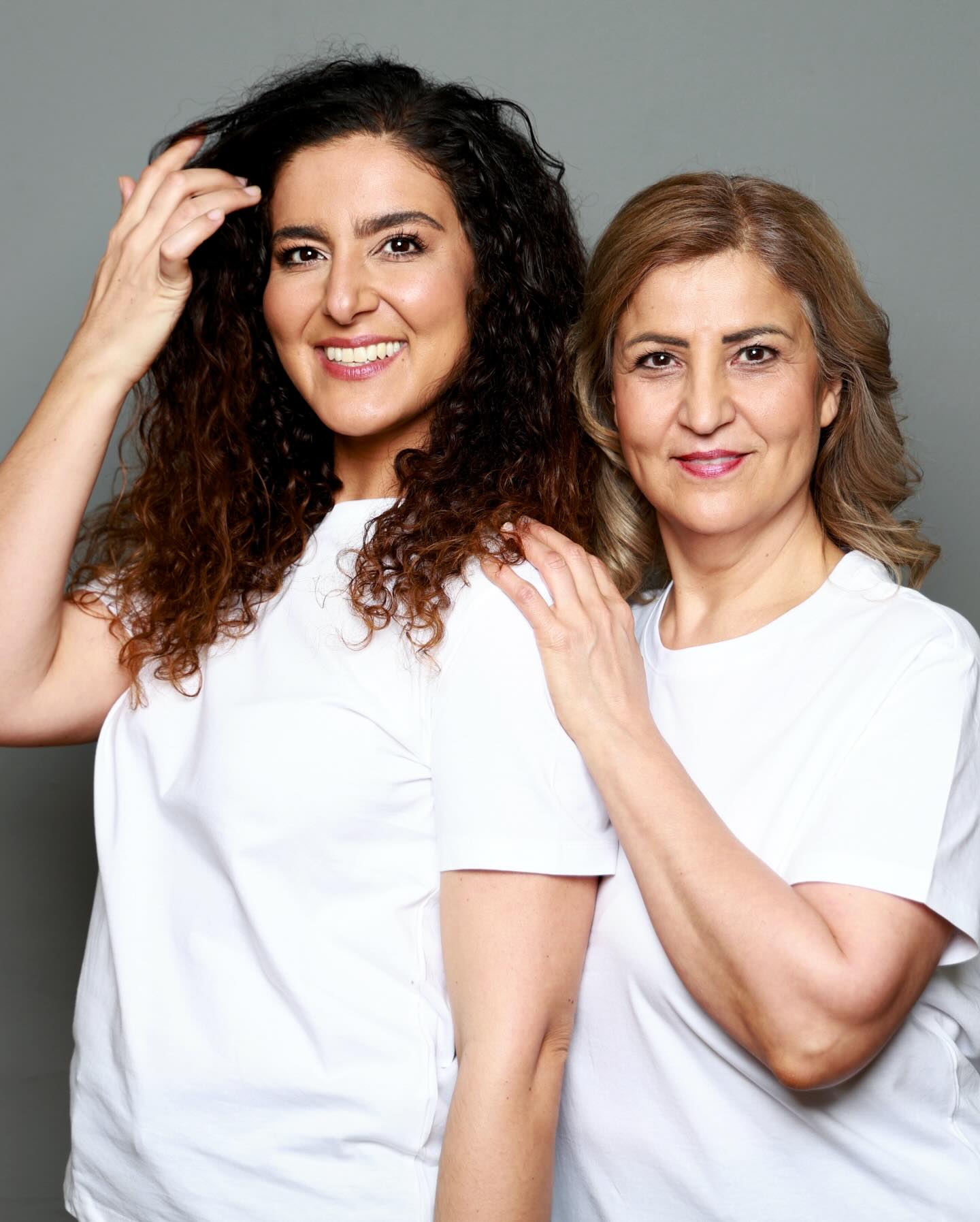 Manchmal entstehen richtig schöne Bilder nicht geplant, sondern aus dem Moment heraus.
Sonja & Laila haben mich im Studio besucht (Heidelberg → München) und aus „nur kurz Kaffee trinken“ wurde ein spontanes Shooting.
Draußen Regen, drinnen Verbindung – Mutter & Tochter, voller Dynamik und Nähe.
Danke für euren Besuch.
#shortlistcoaching #modellife #model #ecasting photography