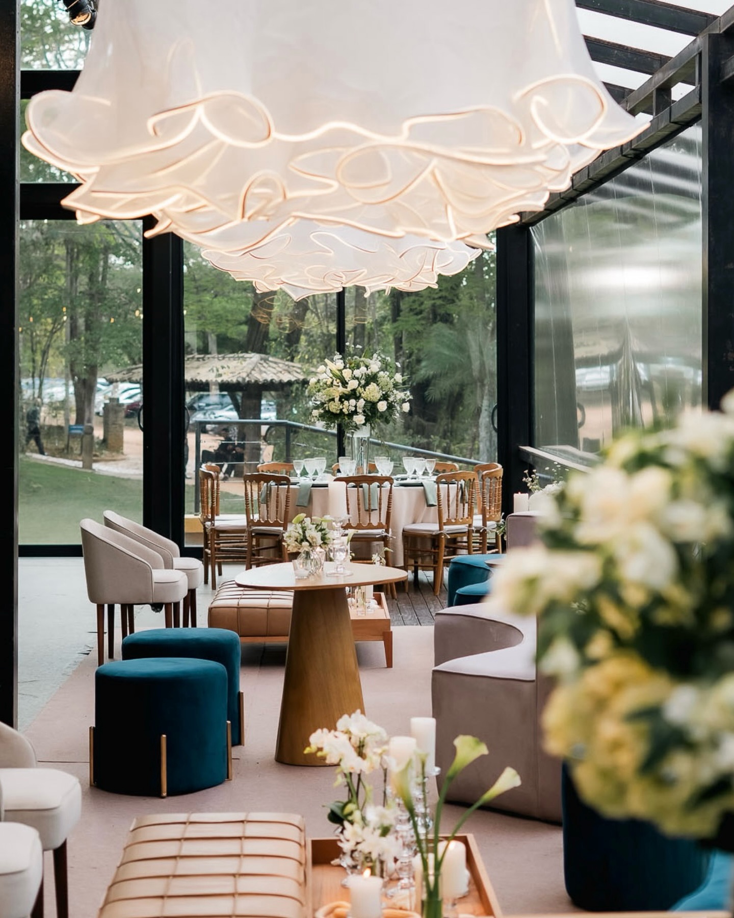 Casamento Bruna e Júnior | Os lounges 💙
Mantendo a harmonia da paleta em branco e verde, os lounges foram pensados para destacar o azul como protagonista, trazendo profundidade e personalidade à composição. As flores entraram como detalhes delicados, pontuando o espaço com leveza e frescor.
Os aéreos em tecido adicionaram movimento e um toque de modernidade, criando contraste elegante com os sofás curvos da casa de festa. O resultado foi um lounge lindo, moderno e atemporal, perfeitamente integrado ao projeto e ao cenário encantador da Fazenda Santa Bárbara.
@bruzillig
@fazendasantabarbara
@casafestalocacoes
@luvalenteeventos
@infinitygastronomia
@db2pro
@pinturaaovivo
@reverendoaldo
Fotos 💚 @bencarolnoel