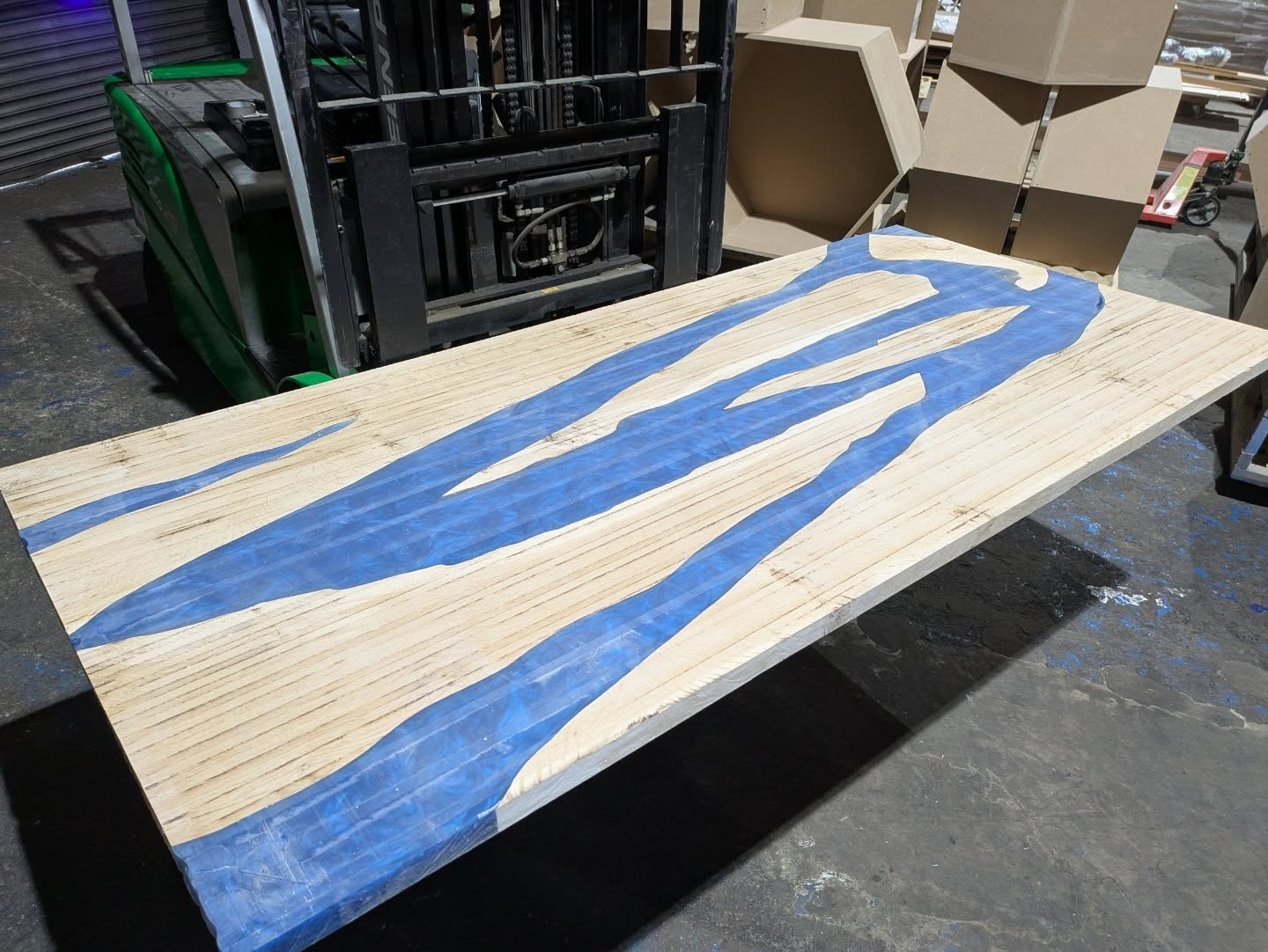 After - before process of levelling off a resin river table
Unfortunately this one is too wide for a final pass in our thickness sander
#rivertable #cncflattening #madeinsheffield #blue #oak