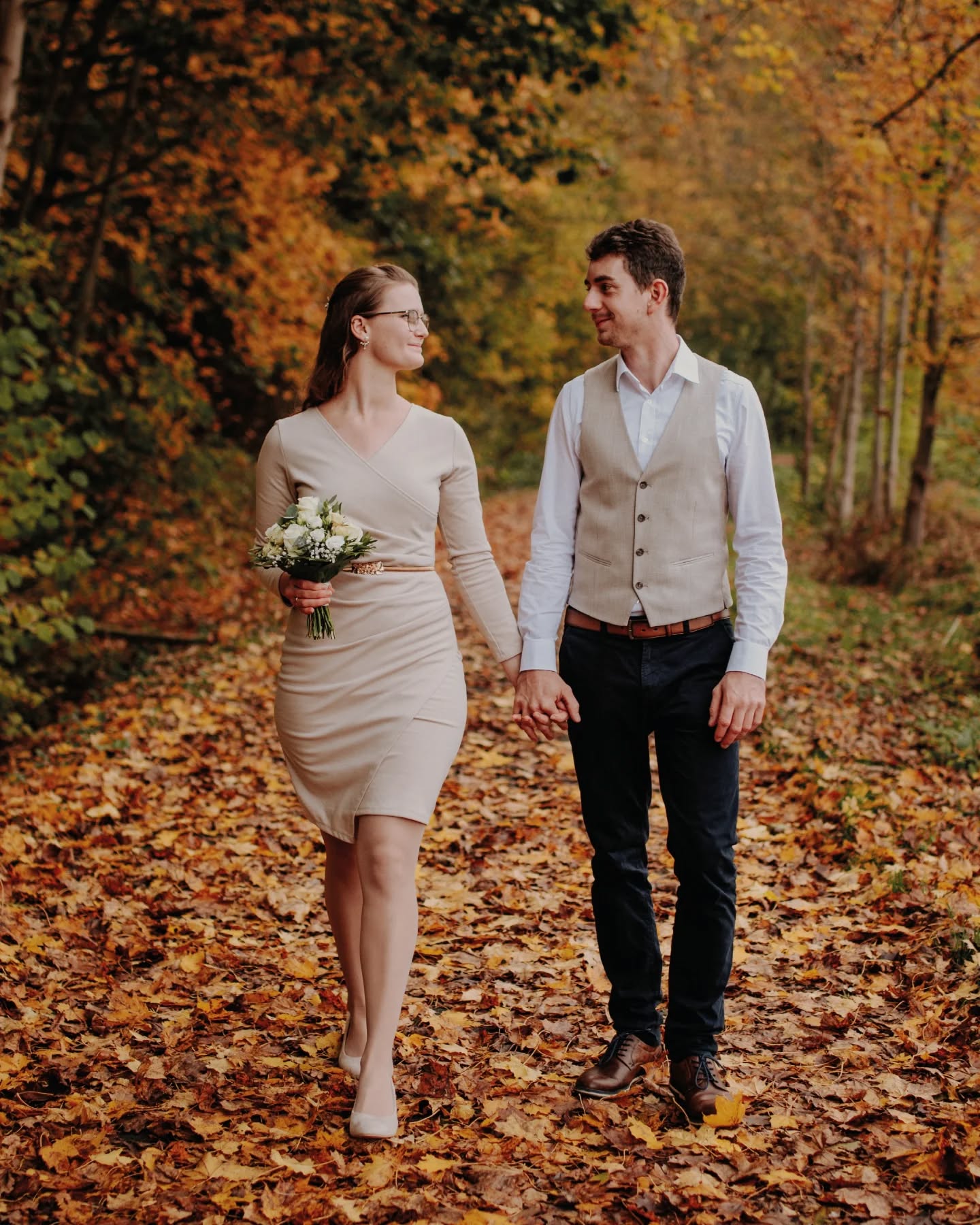 Oktoberhochzeit 🍂🍁
Würdet ihr mir glauben, wenn ich sage das diese Bilder in knapp 10 Minuten auf einem Radweg 5 Meter neben der Location entstanden sind? 🤭
Tatsächlich stimmt das aber... 😉 Und jetzt noch ein Funfact, während der Trauung und am Vormittag war schönster Sonnenschein und blauer Himmel, beim Shooting war der Gegenteil der Fall...
Hättet ihr bei diesen Bildern gedacht, dass es grau und bedeckt war während des Shootings?