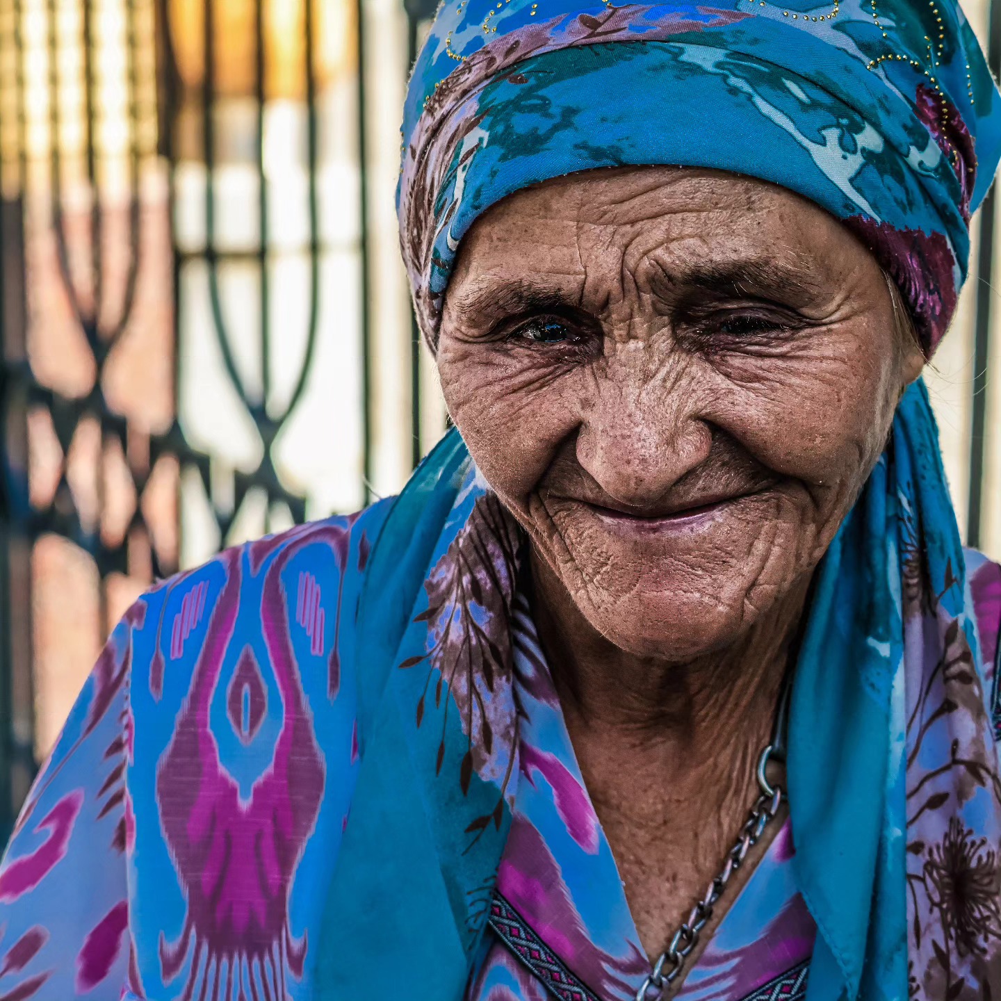 O RETRATO carrega uma história,
Aponta alegria, dores e a busca que move o nosso interior.
O RETRATO nos lembra que somos únicos em meio a uma grande multidão.
#adynaolive #documentalphotography #daybyday #centralasia #myheartinpictures❤️
