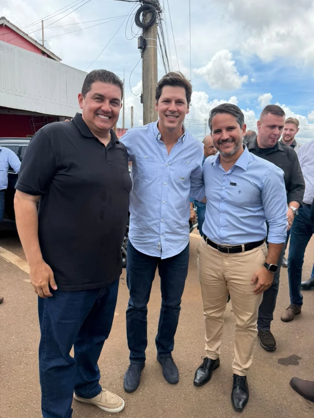 Luiz Antônio Rosa, presidente do Sinduscon Anápolis, e Leonardo Bastos, diretor de comissões, participaram, juntamente com demais autoridades classistas, políticas e civis, da solenidade de inauguração da duplicação do Anel Viário do DAIA, uma obra de extrema importância que impacta diretamente o fluxo de trânsito e representa um avanço significativo para a mobilidade e a logística da região. A solenidade ocorreu na manhã deste sábado, 28 de fevereiro.
Durante o evento, o trabalho da Construtora Bastos, que tem como sócio o diretor do Sinduscon, Leonardo Bastos, foi elogiado pelo governador Ronaldo Caiado, que se impressionou com a arquitetura e o investimento do BLUE Life Daia I, já em funcionamento, e do BLUE Life Daia II, em fase de entrega. O empreendimento, segundo o governador, “mudou o perfil de Anápolis”.
Já Luiz Antônio Rosa foi citado pelo vice-governador Daniel Vilela por sua atuação à frente da presidência do Sinduscon Anápolis, destacando as melhorias para as indústrias de Anápolis e para o mercado imobiliário. Além disso, sinalizou que o presidente participará de sua equipe de governo.