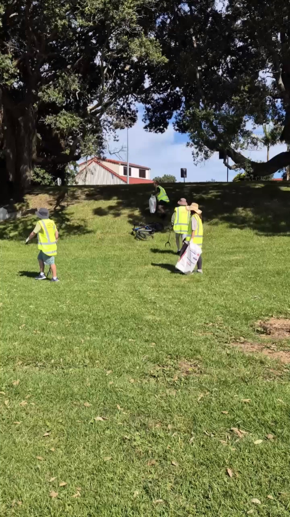 A massive shout‑out to the awesome crew from Recreate, who completed their second day in our Head Start work experience programme.
This week the team got stuck in along Turret Road and Memorial Park, removing around 80L of rubbish and helping keep waste out of our waterways. From there, we headed to the Mount, where we cleared approximately 200L of invasive weeds from the sand dunes near a stormwater outlet - creating space for native plants that will be going in during our autumn and winter planting season.
For the team, this is more than environmental mahi. It’s hands‑on learning, teamwork, confidence building, and the chance to contribute to our beautiful environment. Each day is supported with a koha, recognising their effort and showing that their time and contribution are valued.
Head Start’s mission is to restore ecosystems, build capability, strengthen work readiness, and uplift mana. That’s the impact our supporters make possible.
#recreate #taurangacitycouncil #bayofplentyregionalcouncil #tectnz #baytrust