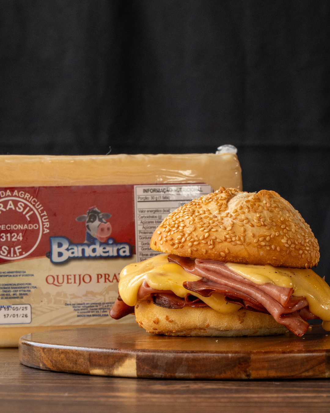 Clássico de padaria que nunca sai de moda.
Nada além de pão, mortadela e queijo no ponto certo.
Mortadela e queijo prato Queijos Bandeira formam uma combinação atemporal.
Simples, direta e sempre funciona.