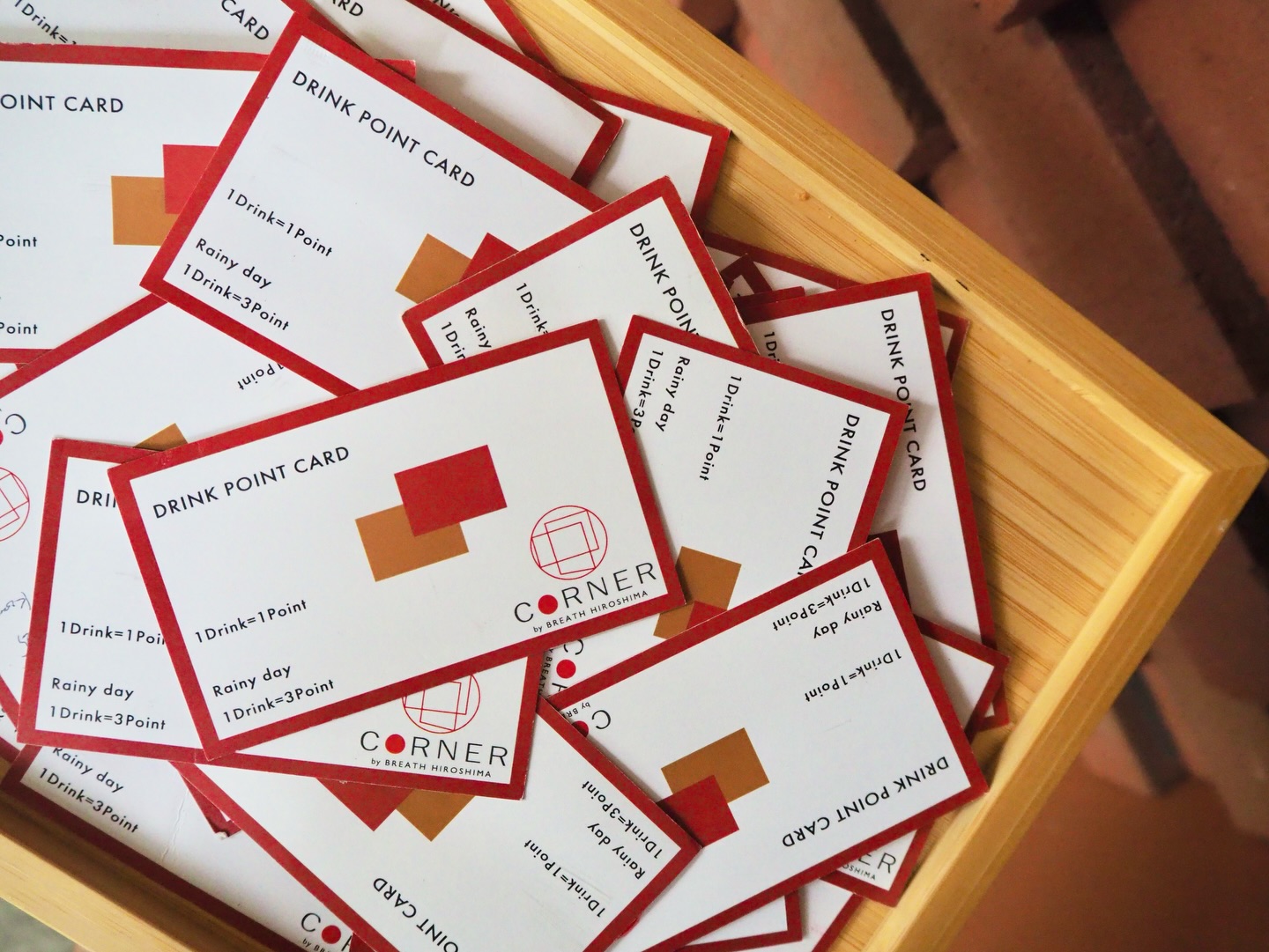 .
CORNER ポイントカードについて
上八丁掘のCORNERにご来店いただいている皆さまは、既にご存知の方も多いかと思います。
1ドリンクで1ポイント。
5ポイントで定番のハウスブレンドと。
10ポイントで値段に関わらず全てのドリンクと。
日頃の感謝を込めて、交換いたします。
雨の日にはポイント3倍です☔️
※有効期限は3ヶ月間。
ポイントのご利用はいつでも構いません。
ポイントご利用時、カードを回収させていただきます。
…段原ではゆっくりとコーヒーのことについてお話しする機会がありますが、上八丁堀のスタンドでは、ある程度のスピードも意識しながら、コーヒーをご用意することが多いです。
なかなか、新たな出会いをお勧めすることの難しい瞬間もありますから、気軽に試せる機会を設けたいと思い、ここならではのサービスを設定することとしました。
普段ハウスブレンドを楽しまれている方も、珍しい、少しだけリッチなコーヒーに出会える機会にしていただけたらと思っています。
段原とはまた違うスタイルではありますが、気軽に手にする1杯の向こうに、新たな感覚を呼び起こすように。
CORNERでも、小さな煌めきのような節としての時間をご用意して、日毎に姿を変える街を眺めながら、お待ちしております。
____________
BREATH HIROSHIMA "POINT"
〒732-0814 広島県広島市南区段原南2丁目2-2
月・火 10:00〜19:00
土・日 13:00〜20:00 (定休: 水・木・金曜日)
BREATH HIROSHIMA "SPACE"
〒732-0811 広島市南区段原3丁目15-3 (駐車場2台)
水〜金 10:00〜19:00
土・日 8:00〜18:00 (定休: 月・火曜日)
CORNER by BREATH HIROSHIMA
〒730-0012 広島市中区上八丁掘4-1
月〜金 9:00〜19:00
土曜日 9:00〜18:00 (定休: 日曜日)
✉️コーヒー豆に関するお問い合わせ
info@breath-hiroshima.com (担当:佐藤)