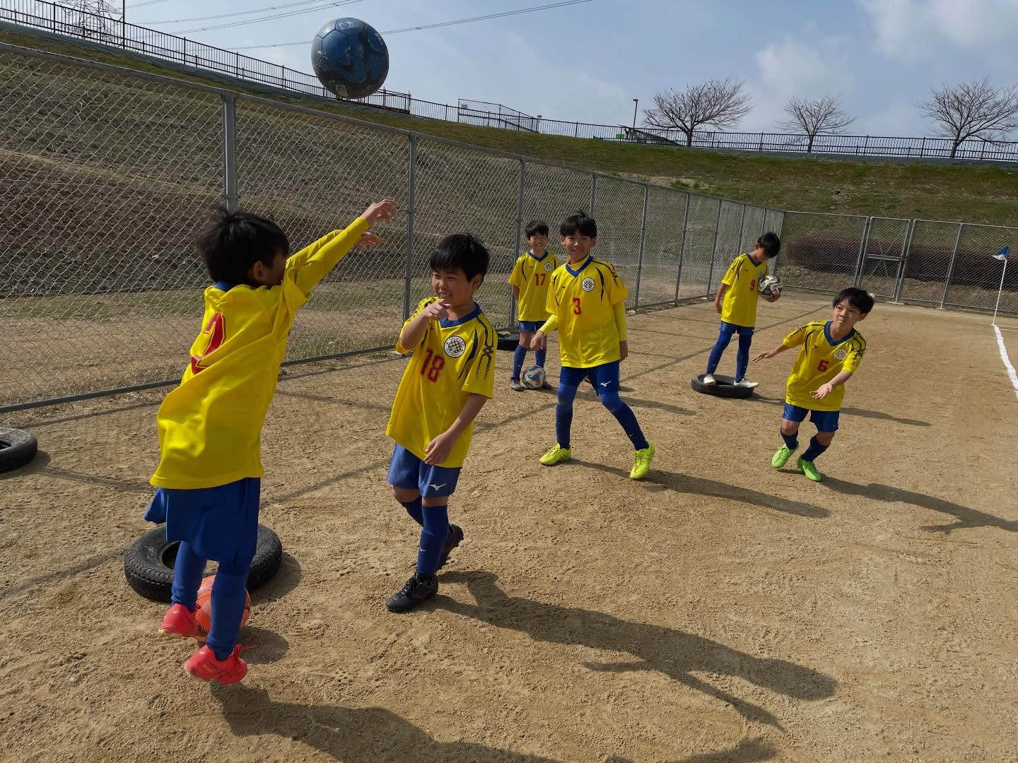 2/23(祝月) U-10
FCwith主催(練習試合)
試合中に面白いプレーがいくつも飛び出し、成長を感じる試合になりました✨
試合の中で思ったように進まない時間帯もありましたね😣それぞれの課題を一つ一つ乗り越えていきましょう😌
簡単なことではありませんが、みんななら乗り越えていけます👍
更にレベルアップできるように日々頑張っていこう💪
#宇山sc
#宇山サッカークラブ
#サッカー
#少年サッカー
#枚方市