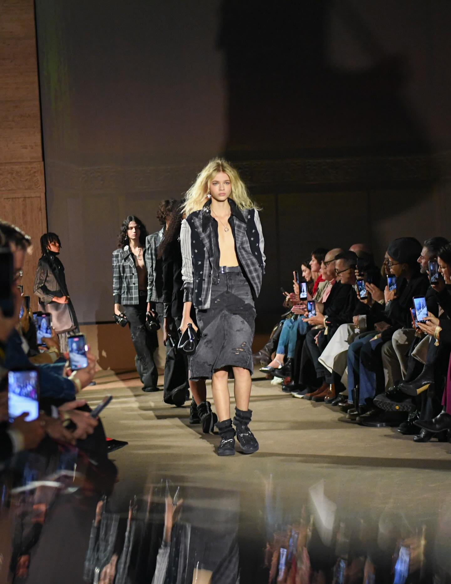 A Coach apresentou sua coleção Outono 2026 na Semana de Moda de Nova York, reforçando sua visão de uma moda americana que vai além da nostalgia. Em cena, alfaiataria com espírito jovem, referências do cinema clássico, varsity repensado, jeans reaproveitado e acessórios que conectam herança e futuro com frescor e atitude.
A coleção traduz o desejo de uma nova geração por peças com história, emoção e liberdade criativa. Para entender todos os detalhes, inspirações e destaques do desfile, confira a matéria completa no link da bio.
#Coach #CoachOutono2026 #NYFW #ModaAmericana #ModaContemporânea Desfile FashionWeek Tendências2026