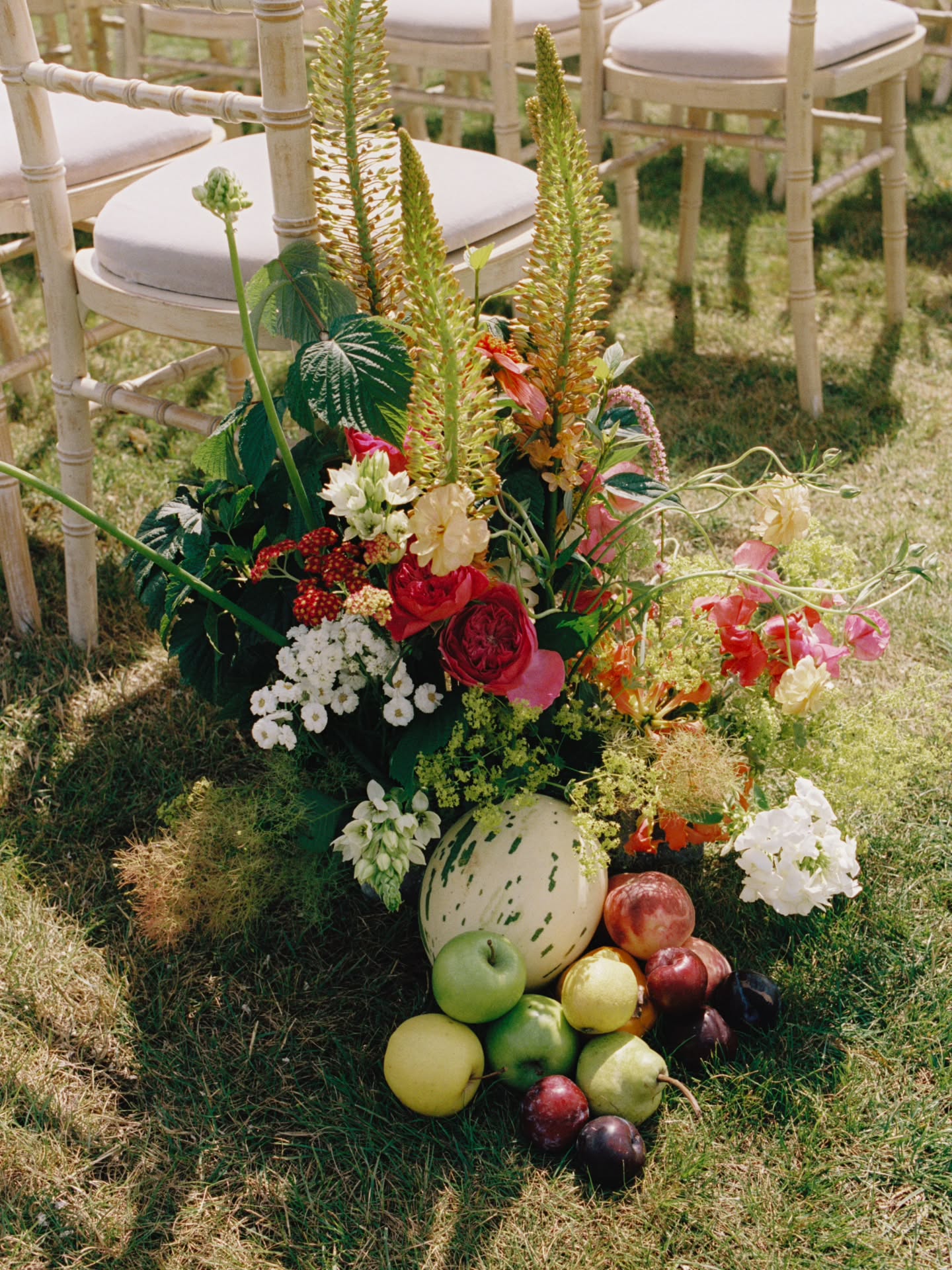 As the season starts early for us... its always good to look back at the joy of the season before..
This wedding with @emily_rose_events @somerleyweddings_events for G & R. Shot beautifully by @simonhirdweddings
Catering was created by @epula. Cocktails by @nearandfarmobilebar
When the bride tells you to not hold back and do your thing. When you line the aisle with fruit and veg as well as flowers... plus fill the fountain with Peonies. You know it has been a good day.
#somerleyhouse
#dorsetweddingflowers
#dorsetweddingflorist