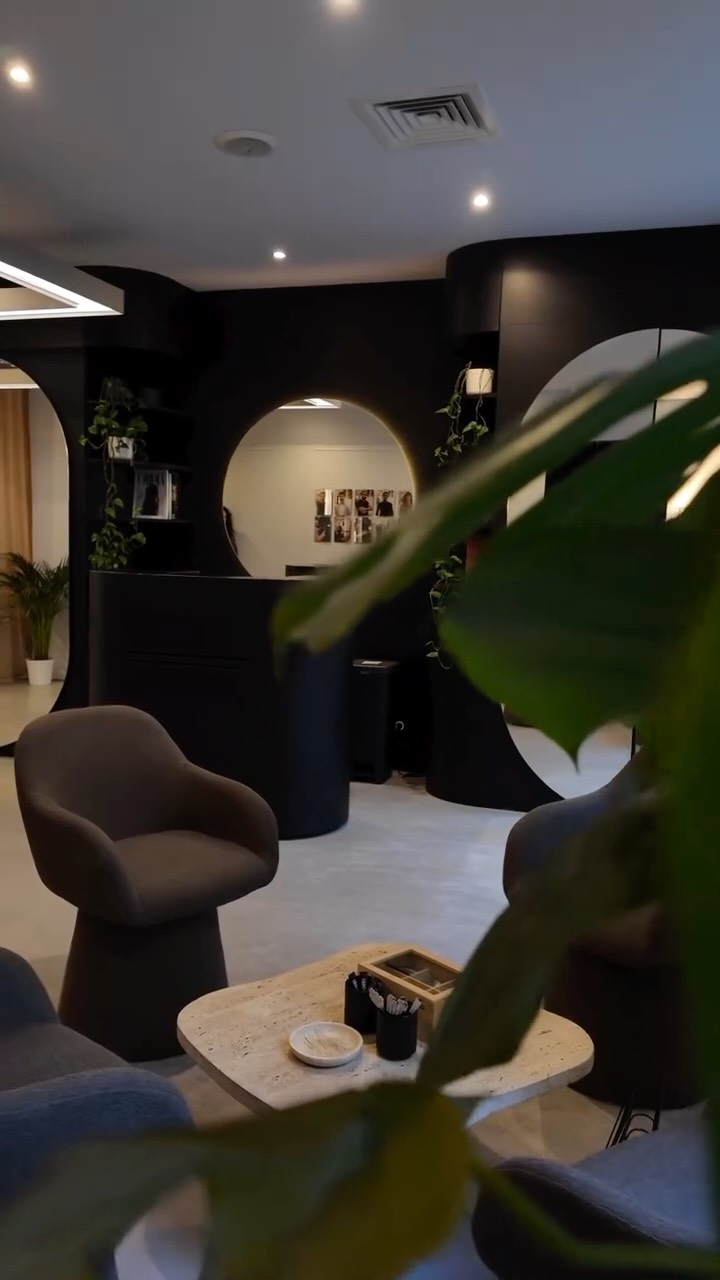 Un lieu pensé pour les coiffeurs, de l’accueil à l’atelier, du loft au studio, chaque pièce a été conçue pour que les coiffeurs puissent exercer leur métier comme bon leur semble.
La Fabrica est un cadre, une énergie, qui donne la possibilité de créer sans limites.✨
La Fabrica, c’est plus qu’un espace de travail, c’est un terrain d’expression !
#lafabrica #coiffeurindependant #paris #creativespace