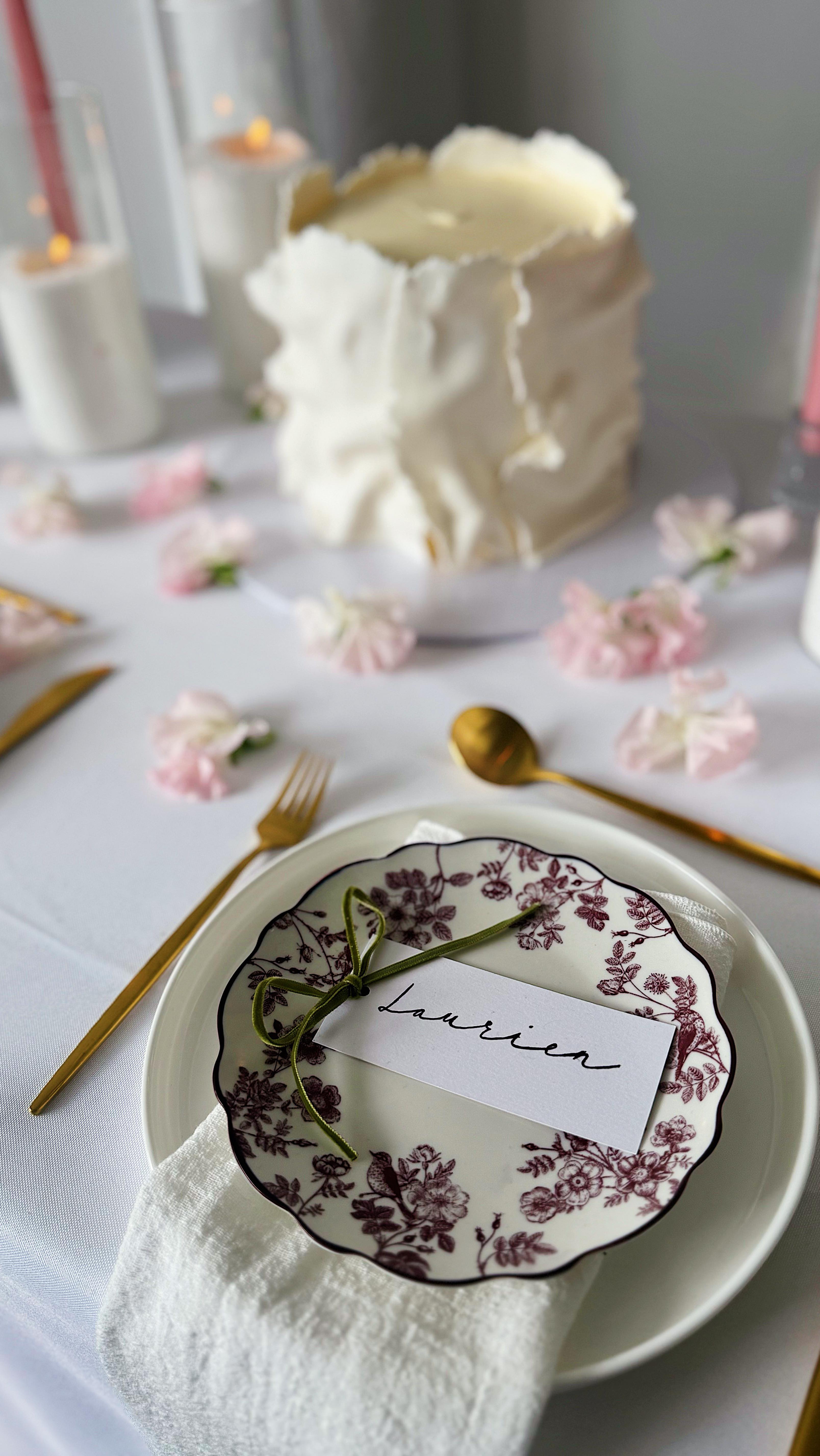 Where florals & cake meet. 🤍✨
So grateful to @lejardindenkusu for allowing me to be part of such a beautiful collaboration. There’s something special about creatives coming together to bring a vision to life. 🤍
Florist: @lejardindenkusu
Photographers : @randylangephoto @love.lenss
Hair / Makeup: @feliciagrahambeauty_ @mandyjbeauty
@sircareaction
Models: @kadijatu_shour @theonlytashab
Wedding Dresses: @wanderatelier
#nycbaker #cakesofinstagram #weddingshoot #weddingflorals #sculptedcake