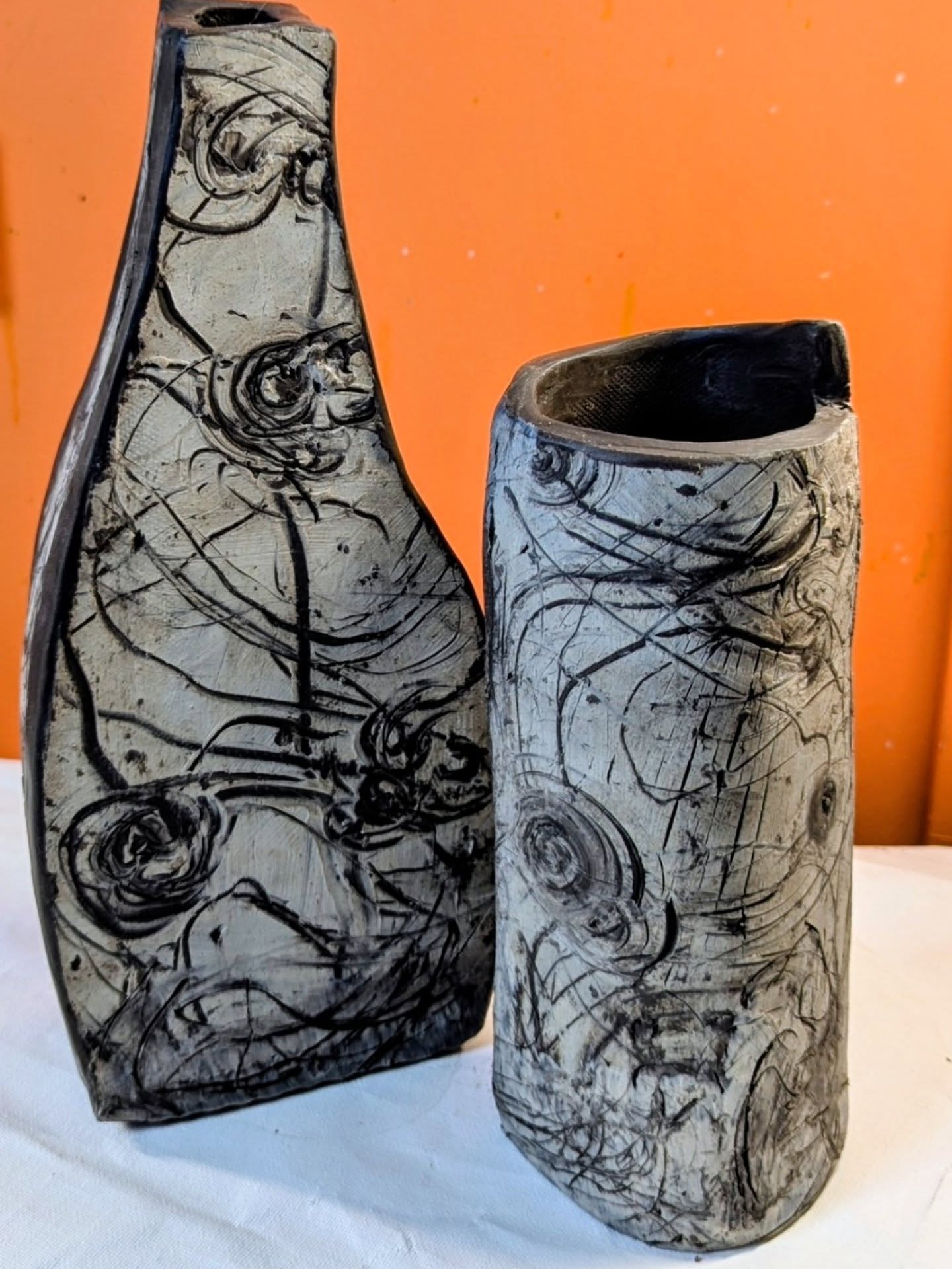 "Surface Currents "
Continued slip experiments in the studio exploring the hakeme technique ā brushing slip onto leather-hard clay and using home made brushes to create a feeling of movement with the random marks they make.
Layered. Scratched back. Crossed over. Interrupted.
These repeated gestures create rhythm across the surface ā almost like tidal maps or wind patterns.
The surface builds slowly and the clay records it all including my grubby clay hands. š
Nothing as usual is overly planned and it is a challenge to work with clay on a rainy day even with a handy hairdryer.
I will certainly be exploring this more and each piece will be unique as my organic handmade brushes only survive single use on the clay.
#ceramicart #slipdecoration #hakemeinspired #blackclay #australianceramics