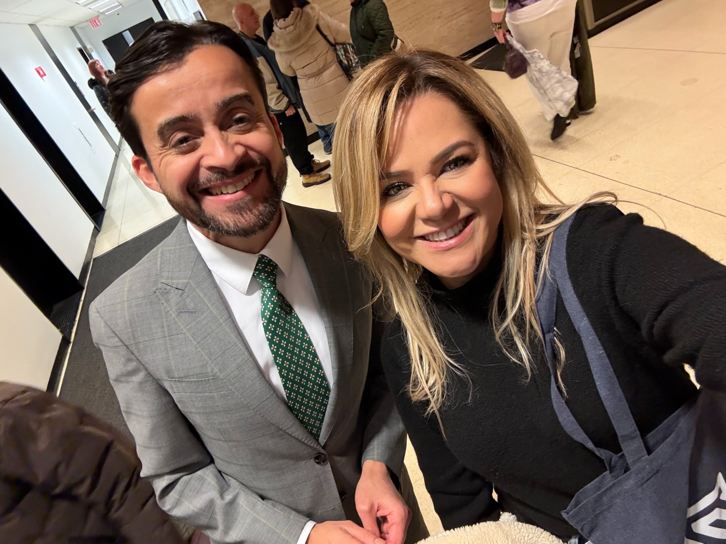 Mi pasión siempre será la cultura y la comunicación. 🎭✨
Este fin de semana celebré el increíble talento y la fuerza creativa de nuestros Teatros Latinos en NYC. Espacios como @idstudiotheater , @repertorionyc , @teatrolatea, @teatrosea @teatrocirculonyc y tantos otros que siguen elevando nuestras historias, nuestras voces y nuestra identidad en cada escenario.
El teatro latino no solo entretiene, construye comunidad, preserva cultura y abre conversaciones que necesitamos tener.
Seguimos apoyando el arte que nos representa. 🎟️❤️ #teatro #nyc #latinos teatrofest202