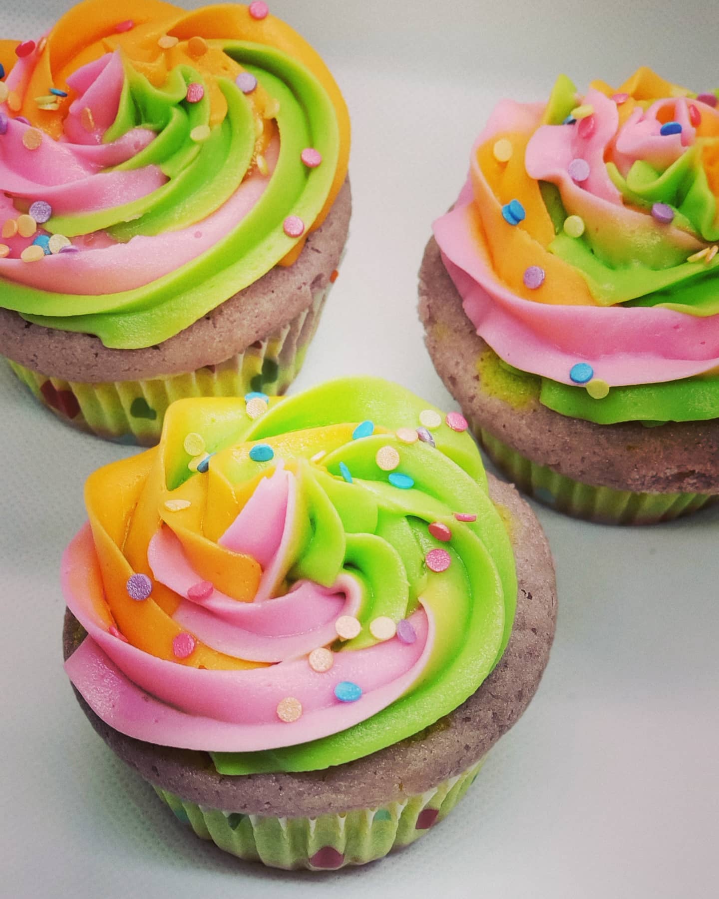 Vanilla rainbow cake with neon buttercream frosting.
#funfettifriday #funfetticupcakes #neon #birthday #cupcakes #vanilla