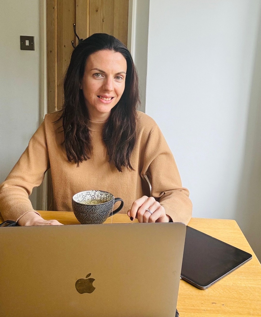 Living with allergies does not stop in childhood.
I talk a lot here about children and parents but part of my work is also with adults who have been living with allergies for many years.
For adults, the challenges can look different.
Long standing anxiety around safety.
Fear of social situations, travel, dating, or eating out.
The pressure to appear “fine” because you have managed for so long.
Or frustration that allergies are still taking up so much mental space.
The focus of the work may change, but my approach stays the same.
It is never about minimising risk or ignoring medical guidance.
It is about helping allergies take their place in your life, rather than running it.
Supporting you to feel calmer, more confident, and more able to engage in the things that matter to you.
Living with allergies as an adult is not just about management.
It is about creating space for a fulfilling, meaningful life alongside them.